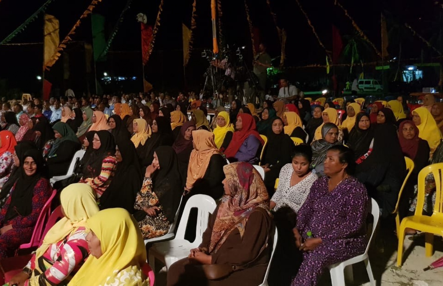 އިދިކޮޅު ކޯލިޝަނުން މިރޭ ކުޅުދުއްފުށީގައި ބޭއްވި ޖަލްސާގައި ބައިވެރިވި ބައެއް މީހުން.---ފޮޓޯ: އެމްޑީޕީ