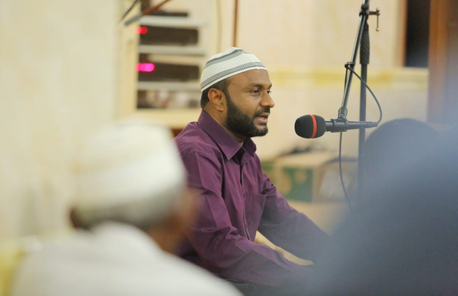 ފުވައްމުލައް: މި އަހަރުގެ ރިޔާސީ އިންތިޚާބުގެ ކެމްޕެއިނަށް ރައީސް ޔާމީންގެ ރަނިންމޭޓް ޑރ. ޝަހީމް މި ސިޓީ އަށް ކުރައްވަމުން ގެންދަވާ ދަތުރުގައި، މިސްކިތެއްގައި ދަރުހެއް ދެއްވަނީ.--- ފޮޓޯ: ޕީޕީއެމް