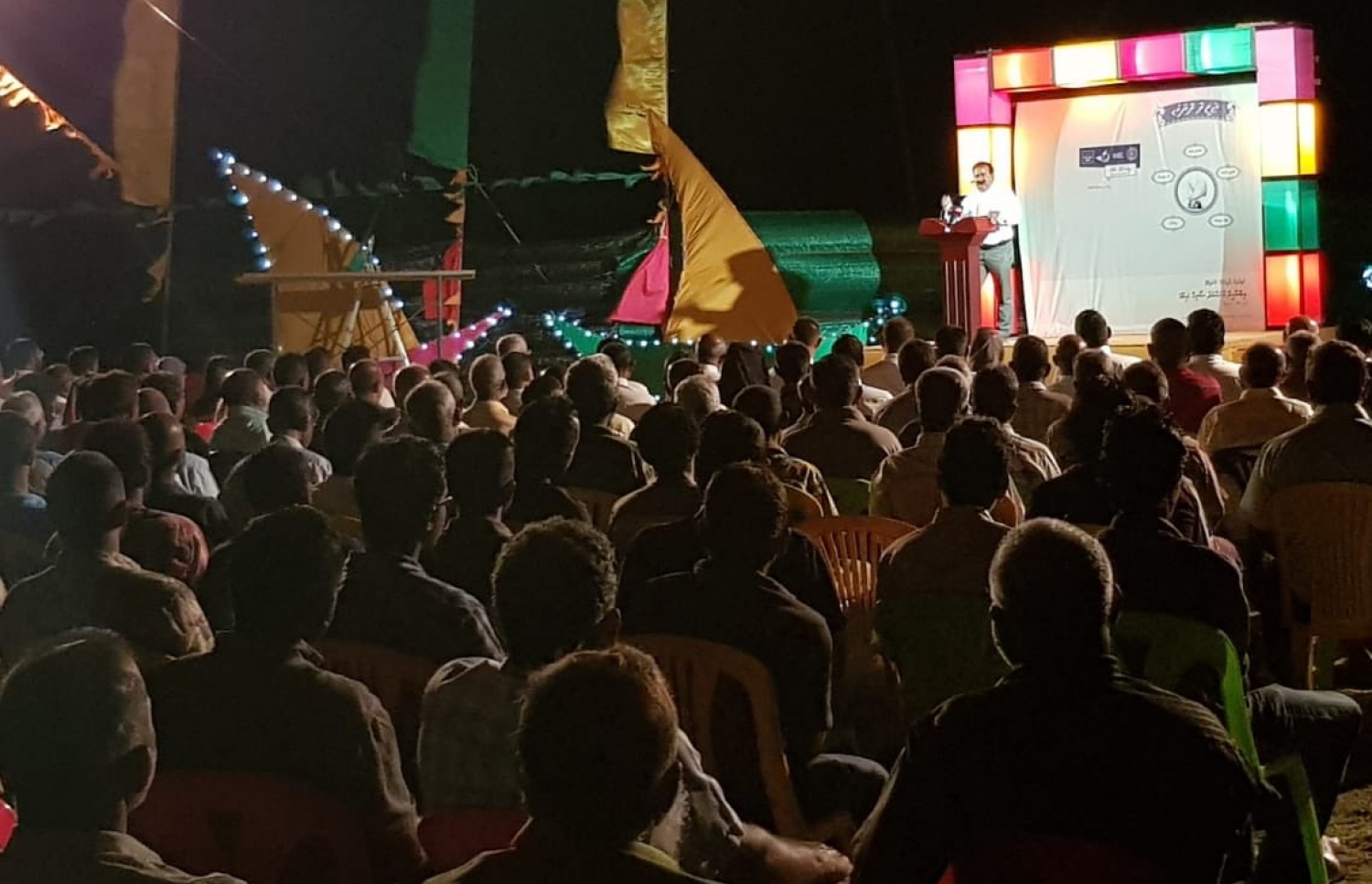 މި އަހަރުގެ ރިޔާސީ އިންތިޚާބުގެ ކެމްޕެއިނަށް އިދިކޮޅު ރިޔާސީ ކެންޑިޑޭޓް އިބްރާހިމް މުހައްމަދު ސޯލިހް (އިބޫ) ހދ. ގެ ރަށްތަކަށް ކުރައްވަމުން ގެންދަވާ ދަތުރުގެ ތެރެއިން، ކުޅުދުއްފުއްޓަށް ވަޑައިގެން އެ ރަށުގައި ބޭއްވި ޚާއްސަ ޖަލްސާގައި ބައިވެރިވި ބައެއް މީހުން.---ފޮޓޯ: އެމްޑީޕީ ޓުވިޓާ