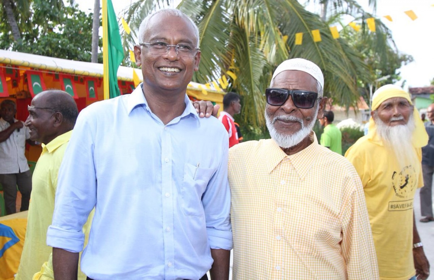 މި އަހަރުގެ ރިޔާސީ އިންތިޚާބުގެ ކެމްޕެއިނަށް އިދިކޮޅު ރިޔާސީ ކެންޑިޑޭޓް އިބްރާހިމް މުހައްމަދު ސޯލިހް (އިބޫ) ހދ. ގެ ރަށްތަކަށް ކުރައްވަމުން ގެންދަވާ ދަތުރުގެ ތެރެއިން، ކުޅުދުއްފުއްޓަށް ވަޑައިގެން އުމުރުން ދުވަސްވީ މީހަކާ އެކު ފޮޓޯއެއް ނަންގަވަނީ.---ފޮޓޯ: އެމްޑީޕީ ޓުވިޓާ