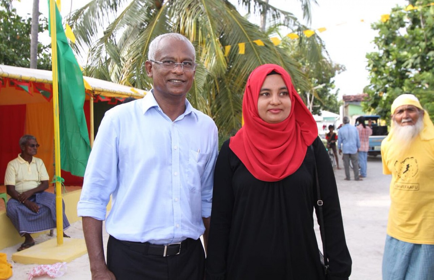 މި އަހަރުގެ ރިޔާސީ އިންތިޚާބުގެ ކެމްޕެއިނަށް އިދިކޮޅު ރިޔާސީ ކެންޑިޑޭޓް އިބްރާހިމް މުހައްމަދު ސޯލިހް (އިބޫ) ހދ. ގެ ރަށްތަކަށް ކުރައްވަމުން ގެންދަވާ ދަތުރުގެ ތެރެއިން، ކުޅުދުއްފުއްޓަށް ވަޑައިގެން އެ ރަށުގެ ޒުވާނަކާ އެކު ފޮޓޯއެއް ނަންގަވަނީ.---ފޮޓޯ: އެމްޑީޕީ ޓުވިޓާ