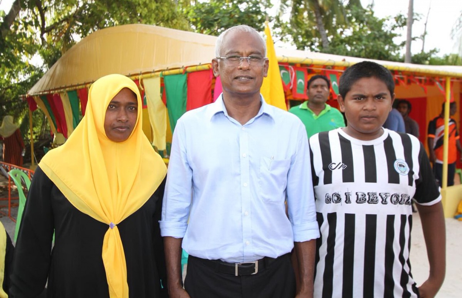 މި އަހަރުގެ ރިޔާސީ އިންތިޚާބުގެ ކެމްޕެއިނަށް އިދިކޮޅު ރިޔާސީ ކެންޑިޑޭޓް އިބްރާހިމް މުހައްމަދު ސޯލިހް (އިބޫ) ހދ. ގެ ރަށްތަކަށް ކުރައްވަމުން ގެންދަވާ ދަތުރުގެ ތެރެއިން، ކުޅުދުއްފުއްޓަށް ވަޑައިގެން އެ ރަށުގެ ބަޔަކާ އެކު ފޮޓޯއެއް ނަންގަވަނީ.---ފޮޓޯ: އެމްޑީޕީ ޓުވިޓާ