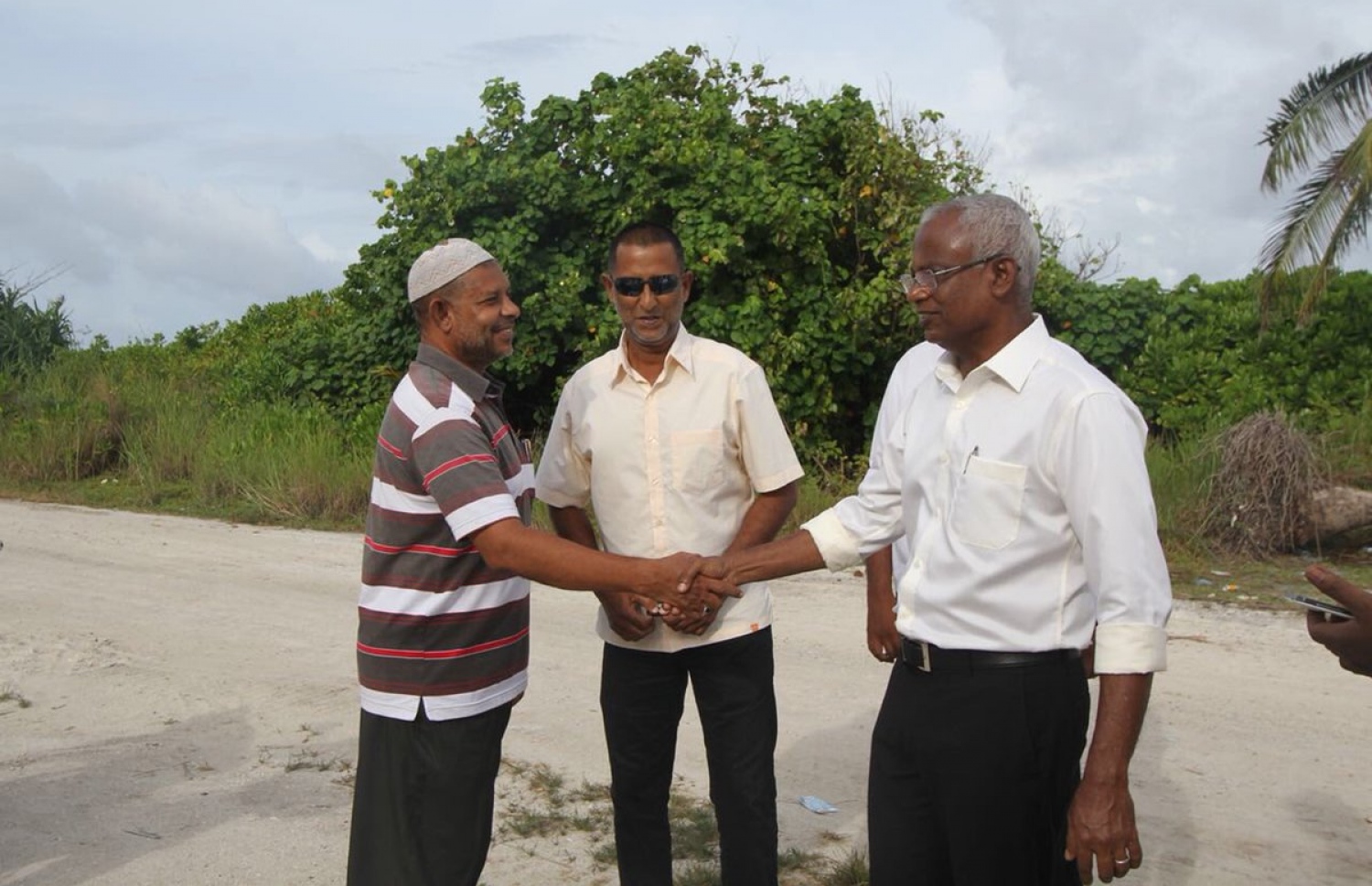 މި އަހަރުގެ ރިޔާސީ އިންތިޚާބުގެ ކެމްޕެއިނަށް އިދިކޮޅު ރިޔާސީ ކެންޑިޑޭޓް އިބްރާހިމް މުހައްމަދު ސޯލިހް (އިބޫ) ހދ. ގެ ރަށްތަކަށް ކުރައްވަމުން ގެންދަވާ ދަތުރުގެ ތެރެއިން، ކުޅުދުއްފުއްޓަށް ވަޑައިގެން އެ ރަށުގެ މީހަކާ ސަލާމް ކުރައްވަނީ.---ފޮޓޯ: އެމްޑީޕީ ޓުވިޓާ