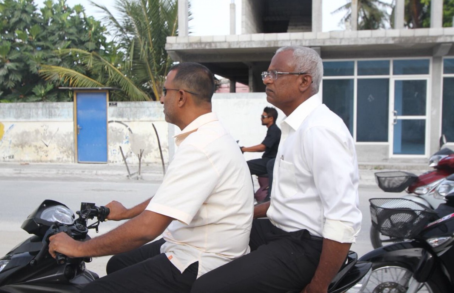 މި އަހަރުގެ ރިޔާސީ އިންތިޚާބުގެ ކެމްޕެއިނަށް އިދިކޮޅު ރިޔާސީ ކެންޑިޑޭޓް އިބްރާހިމް މުހައްމަދު ސޯލިހް (އިބޫ) ހދ. ގެ ރަށްތަކަށް ކުރައްވަމުން ގެންދަވާ ދަތުރުގެ ތެރެއިން ކުޅުދުއްފުއްޓަށް ވަޑައިގެން ރަށުތެރެ ބައްލަވާލެއްވުމަށް މީހަކާ އެކު ސައިކަލެއްގައި ވަޑައިގަންނަވަނީ.---ފޮޓޯ: އެމްޑީޕީ ޓުވިޓާ