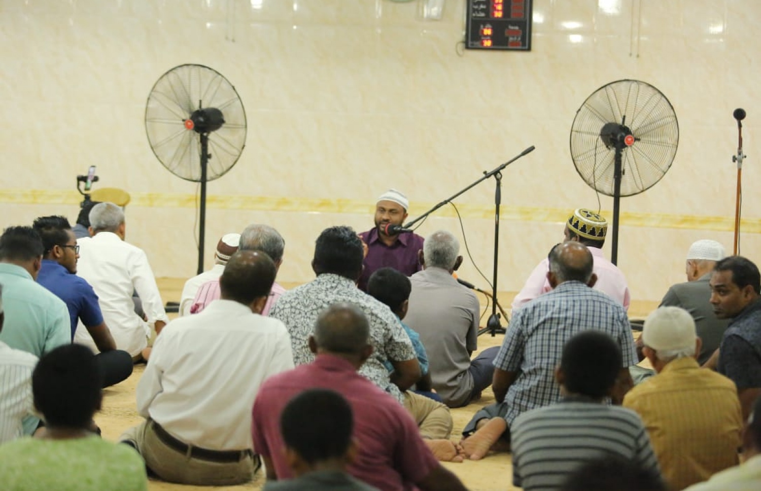 ފުވައްމުލައް: މި އަހަރުގެ ރިޔާސީ އިންތިޚާބުގެ ކެމްޕެއިނަށް ރައީސް ޔާމީންގެ ރަނިންމޭޓް ޑރ. ޝަހީމް މި ސިޓީ އަށް ކުރައްވަމުން ގެންދަވާ ދަތުރުގައި، މިސްކިތެއްގައި ދަރުހެއް ދެއްވަނީ.--- ފޮޓޯ: ޕީޕީއެމް