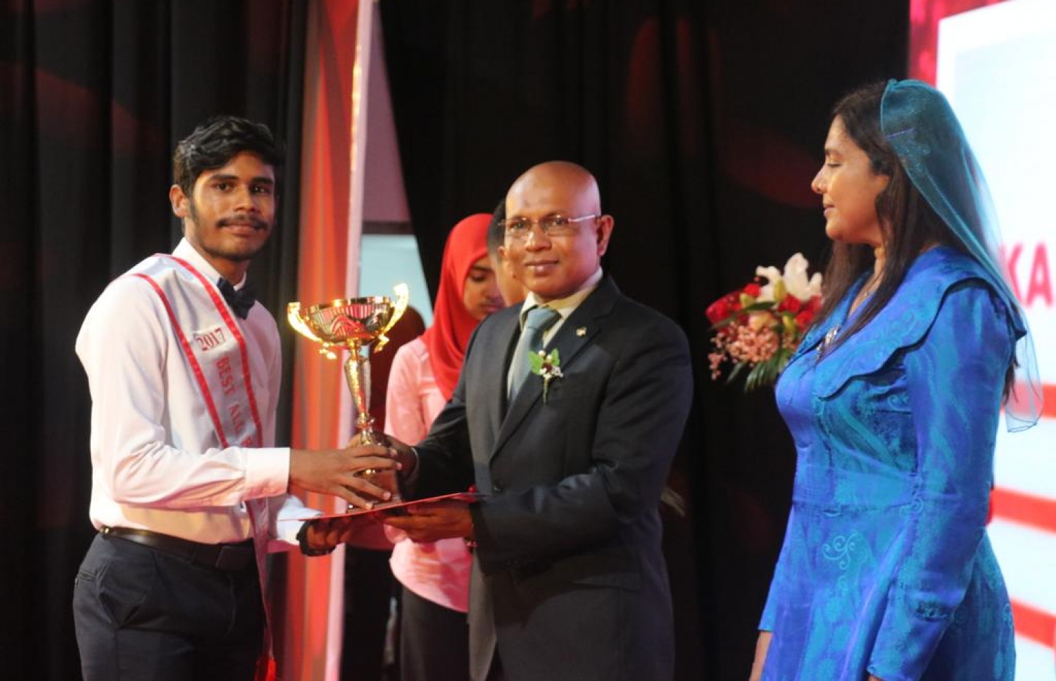 އިސްކަންދަރު ސްކޫލުން މިދިޔަ އަހަރު ދެ ވަނަ ހޯދި އަރުޝަދަށް، ރައީސް އޮފީހުގެ އަންޑަސެކްރޭޓަރީ ޑރ. ފާއިޒު (ކ) ތަށި ހަވާލުކޮށްދެއްވަނީ-- ފޮޓޯ: އެޑިއުކޭޝަން މިނިސްޓްރީ