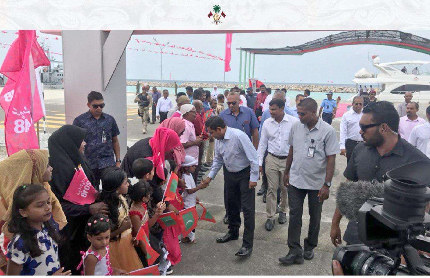 ރައީސް ޔާމީން މިއަދު ވިލުފުއްޓަށް ވަޑައިގެން، ކުޑަ ކުއްޖަކާ ސަލާމް ކުރައްވަނީ. - ފޮޓޯ: ރައީސް އޮފީސް