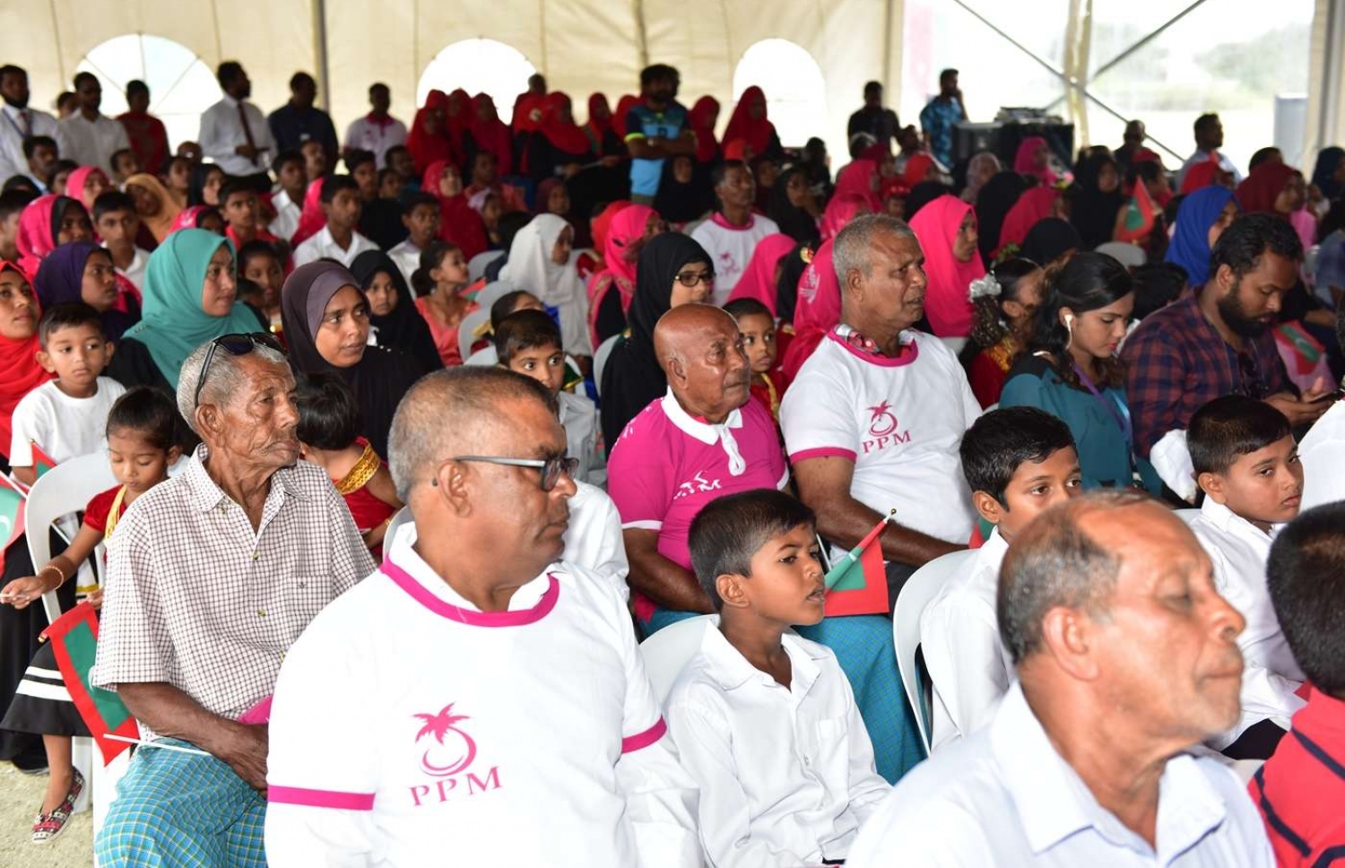 ރައީސް އަބްދުﷲ ޔާމީން ތ. އަތޮޅަށް ކުރައްވާ ދަތުރުފުޅުގެ ތެރެއިން، ބުރުނީގައި ބޭއްވި ޖަލްސާގައި ބައިވެރިވި ބައެށް މީހުން.---ފޮޓޯތައް: ރައީސް އޮފީސް