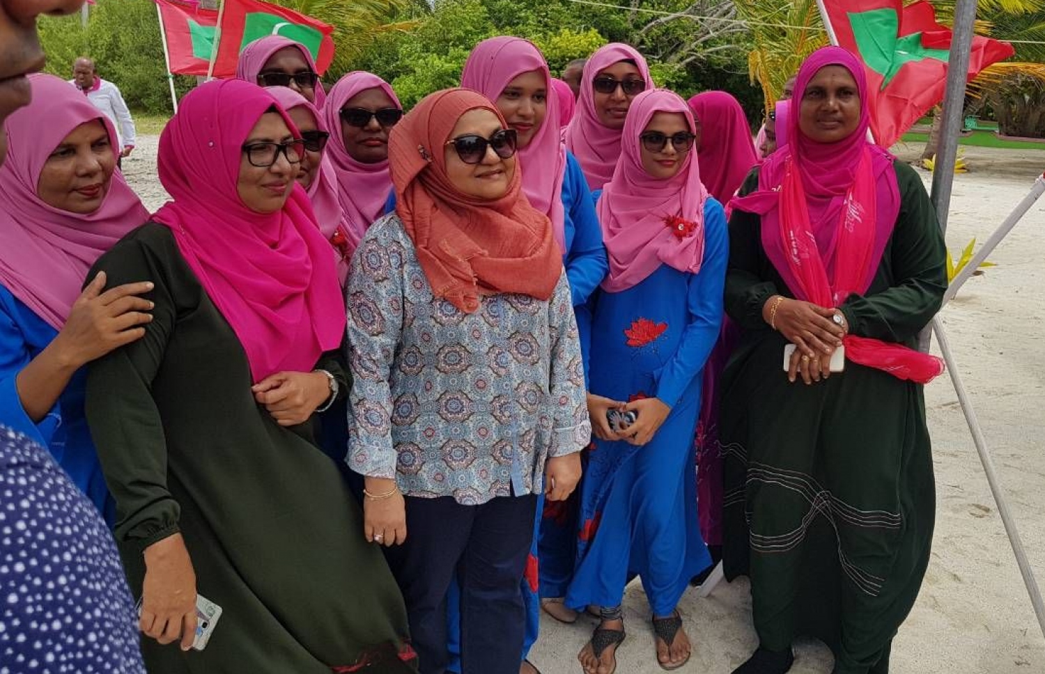 ރައީސް ޔާމީންގެ އަނބިކަނބަލުން ފަސްޓް ލޭޑީ ފާތިމަތު އިބްރާހީމް ބ. އަތޮޅަށް ކުރައްވަމުން ގެންދަވާ ދަތުރުފުޅުގެ ތެރެއިން، ޕީޕީއެމްގެ ބައެއް ސަޕޯޓަރުންނާ އެކު ފޮޓޯއަކަށް ހުއްޓިވަޑައިގެން.---ފޮޓޯ: ޕީޕީއެމް