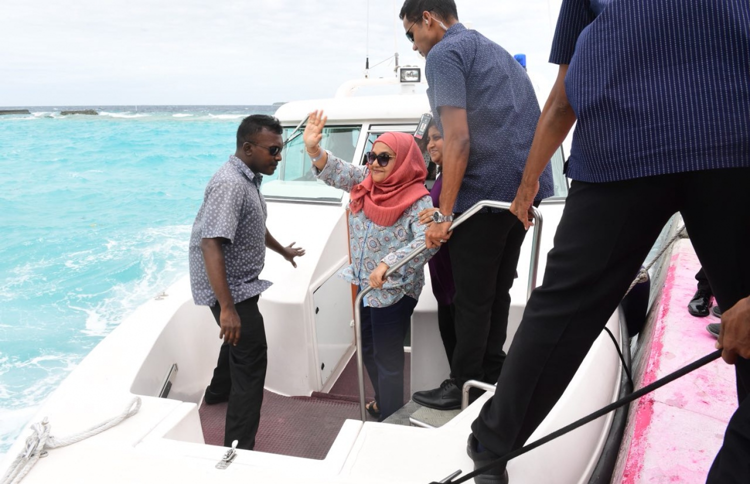 ރައީސް ޔާމީންގެ އަނބިކަނބަލުން ފަސްޓް ލޭޑީ ފާތިމަތު އިބްރާހީމް ބ. އަތޮޅަށް ކުރައްވަމުން ގެންދަވާ ދަތުރުފުޅުގެ ތެރެއިން، ރަށަކުން ފުރާވަޑައިގަތުމުގެ ކުރިން ސަޕޯޓަރުންނާ އަތްޕުޅު ހިއްލާލައްވައި ސަލާމް ކުރައްވަނީ.---ފޮޓޯ: ޕީޕީއެމް