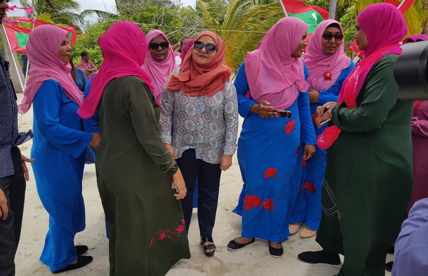 ރައީސް ޔާމީންގެ އަނބިކަނބަލުން ފަސްޓް ލޭޑީ ފާތިމަތު އިބްރާހީމް ބ. އަތޮޅަށް ކުރައްވަމުން ގެންދަވާ ދަތުރުފުޅުގެ ތެރެއިން، ޕީޕީއެމްގެ ބައެއް ސަޕޯޓަރުންނާ މަޝްވަރާ ކުރައްވަނީ.---ފޮޓޯ: ޕީޕީއެމް