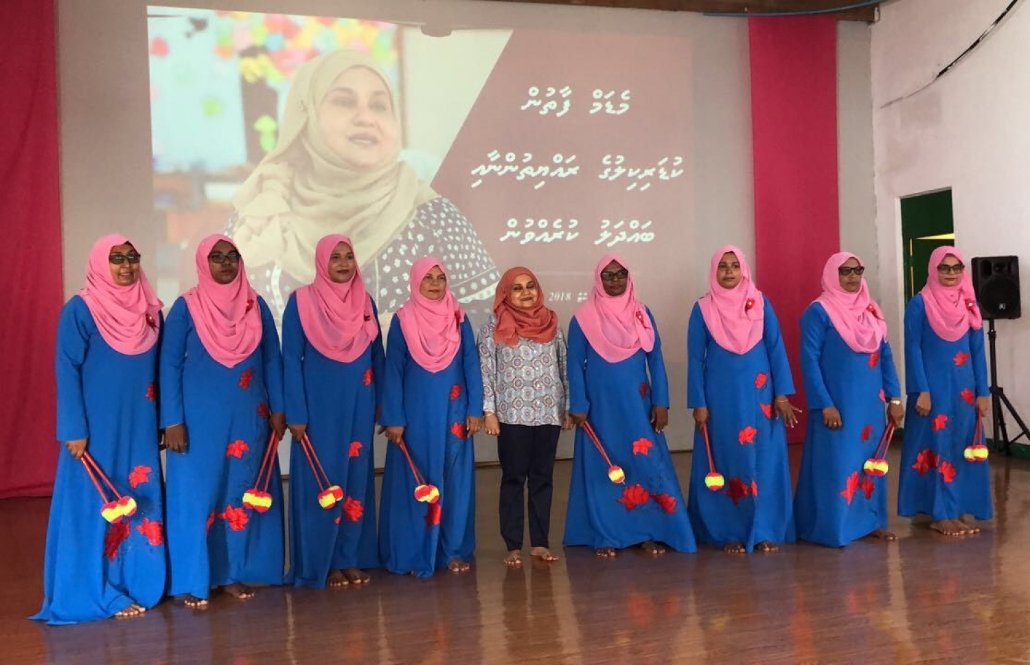 ރައީސް ޔާމީންގެ އަނބިކަނބަލުން ފަސްޓް ލޭޑީ ފާތިމަތު އިބްރާހީމް ބ. އަތޮޅަށް ކުރައްވަމުން ގެންދަވާ ދަތުރުފުޅުގެ ތެރެއިން، ކުޑަރިކިއްޔަށް ވަޑައިގެން އެ ރަށުގެ ޑާންސް ގުރޫޕަކާ އެކު ފޮޓޯއަކަށް ހުއްޓި ވަޑައިގެން.---ފޮޓޯ: ޕީޕީއެމް