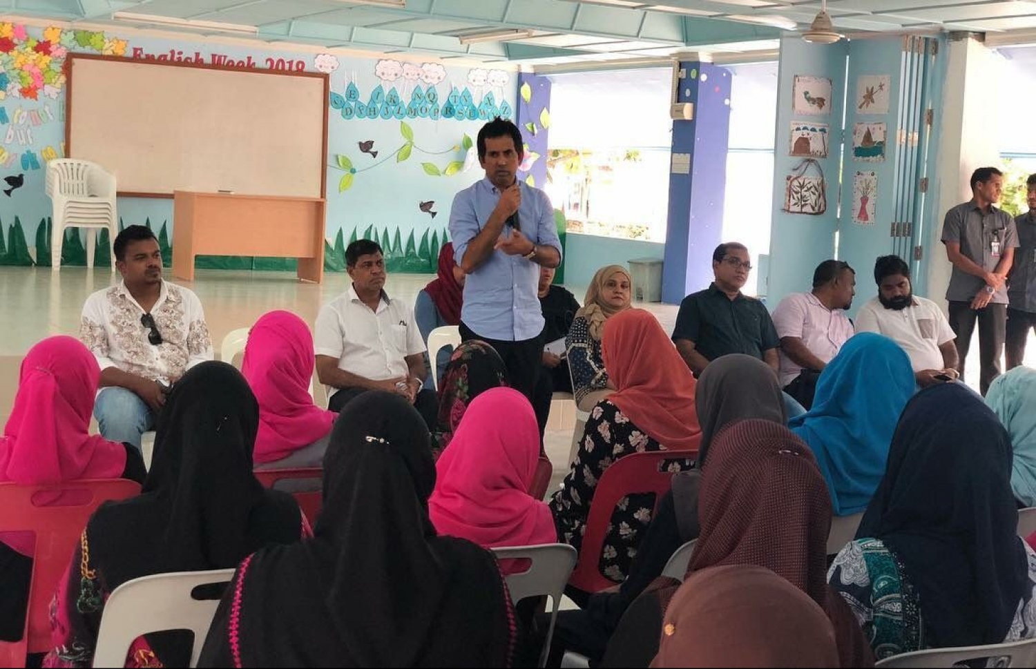 ރައީސް ޔާމީންގެ އަނބިކަނބަލުން ފަސްޓް ލޭޑީ ފާތިމަތު އިބްރާހީމް ބ. އަތޮޅަށް ކުރައްވަމުން ގެންދަވާ ދަތުރުފުޅުގެ ތެރެއިން، ޕީޕީއެމްގެ ބައެއް ސަޕޯޓަރުންނާ އެކު ބޭއްވެވި ބައްދަލުވުމެއްގައި އިކޮނޮމިކް މިނިސްޓަރު ސައީދު ވާހަކަ ދައްކަވަނީ.---ފޮޓޯ: ޕީޕީއެމް