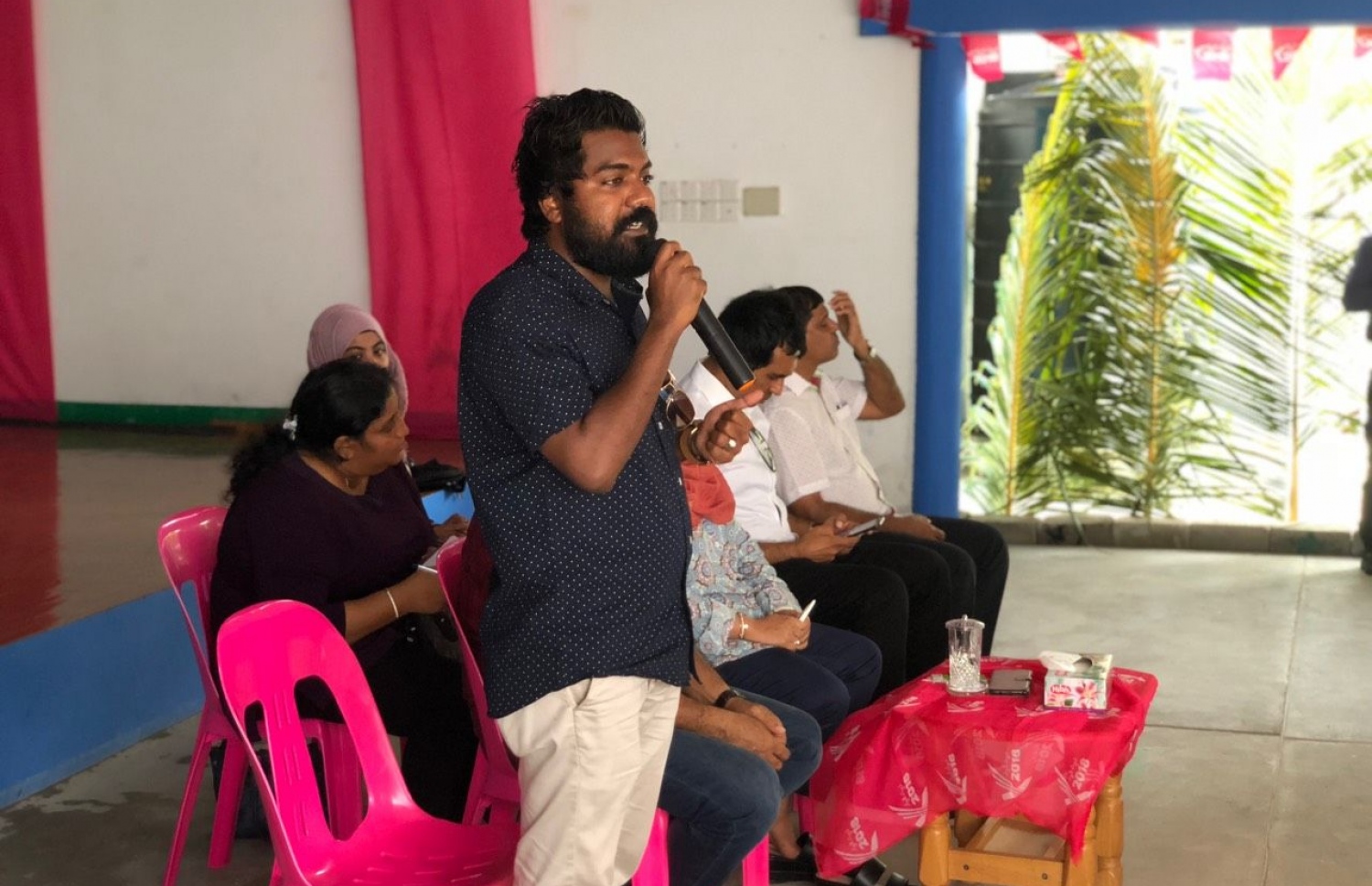 ރައީސް ޔާމީންގެ އަނބިކަނބަލުން ފަސްޓް ލޭޑީ ފާތިމަތު އިބްރާހީމް ބ. އަތޮޅަށް ކުރައްވަމުން ގެންދަވާ ދަތުރުފުޅުގެ ތެރެއިން، ޕީޕީއެމްގެ ބައެއް ސަޕޯޓަރުންނާ އެކު ބޭއްވެވި ބައްދަލުވުމެއްގައި ވެލިދޫ ދާއިރާގެ މެމްބަރު އަބްދުﷲ ޔާމީން ރަޝީދު ވާހަކަ ދައްކަވަނީ.---ފޮޓޯ: ޕީޕީއެމް