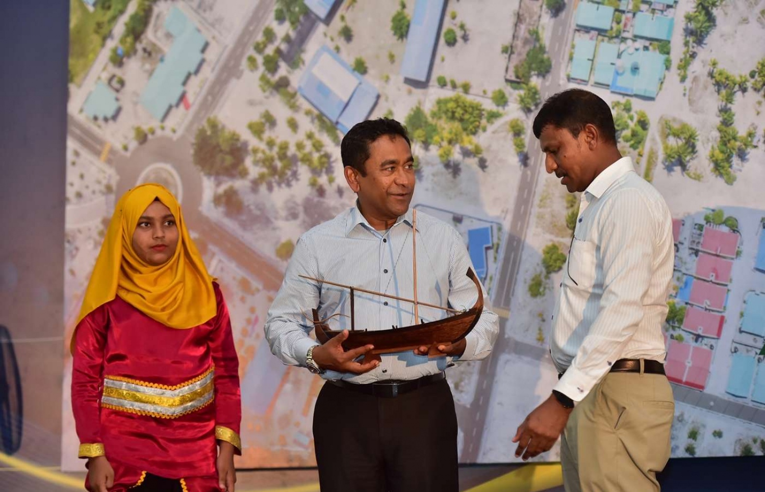 ވިލުފުށީގެ މަގު ހެދުމުގެ މަޝްރޫއުގެ ނިމުން ފާހަގަކުރުމުގެ ރަސްމިއްޔާތުގައި ރައީސް ޔާމީނަށް، އެ ދާއިރާގެ މެމްބަރު ރިޔާޒް އެރުވި ރަމްޒީ ދޯންޏެއް ހިއްޕަވައިގެން.---ފޮޓޯ: ރައީސް އޮފީސް