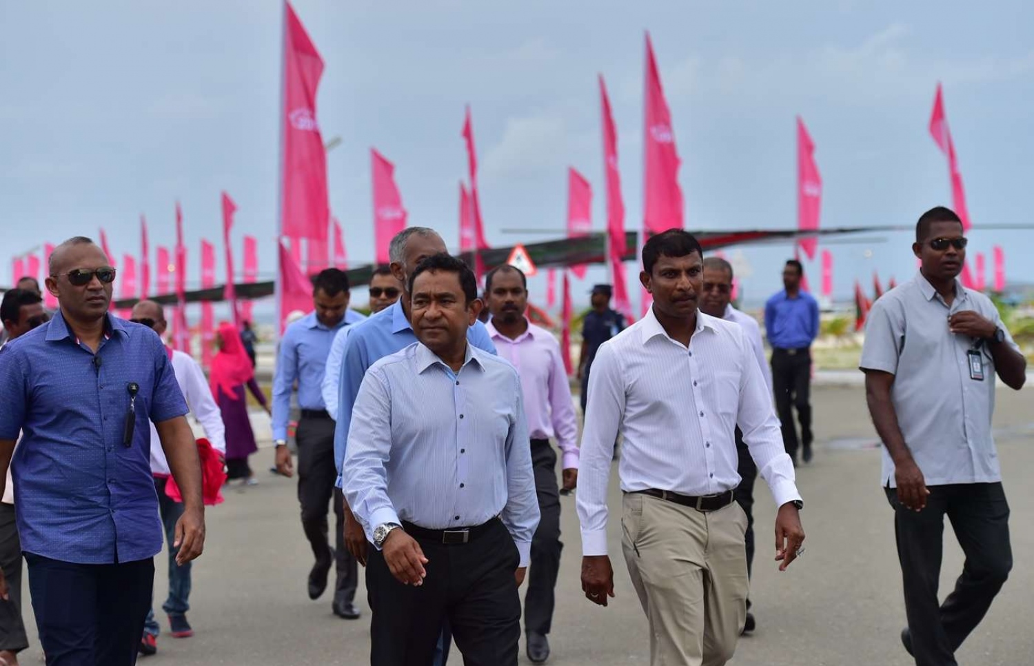 ރައީސް ޔާމީން ވިލުފުއްޓަށް ވަޑައިގެން، އެ ދާއިރާގެ މެމްބަރު ރިޔާޒް ރަޝީދާ އެކު ހިންގަވާފައި ވަޑައިގަންނަވަނީ: މި ރަށުގެ މަގު ހެދުމުގެ މަޝްރޫއުގެ ނިމުން ރައީސް ވަނީ މިއަދު ފާހަގަކޮށްދެއްވާފައި.---ފޮޓޯ: ރައީސް އޮފީސް