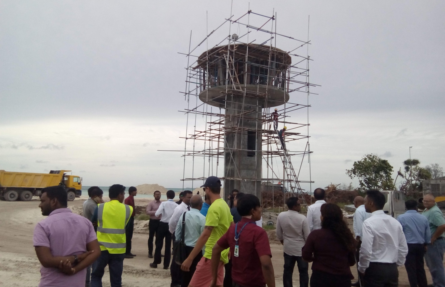 މާފަރު އެއާޕޯޓުގެ ޓަވަރު އިމާރާތް ކުރަނީ: މިއީ އެއްފަހަރާ ހަ ޕްރައިވެޓް ޖެޓަށް ހިދުމަތް ދެވޭނެ އެއާޕޯޓެއް -- މިހާރު ފޮޓޯ / ހަސަން މުހައްމަދު