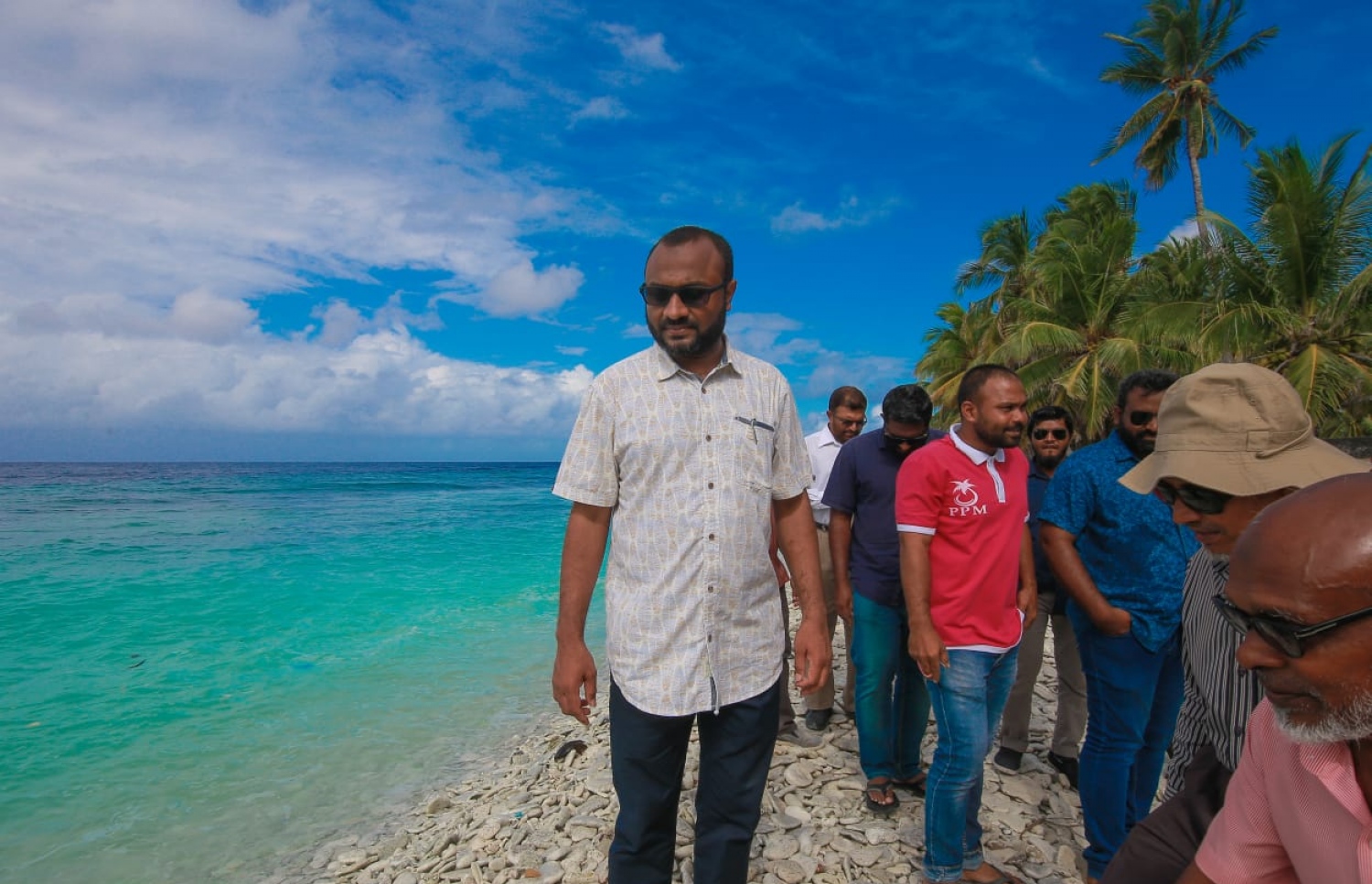 ފުވައްމުލައް: މި އަހަރުގެ ރިޔާސީ އިންތިޚާބުގެ ކެމްޕެއިނަށް ރައީސް ޔާމީންގެ ރަނިންމޭޓް ޑރ. ޝަހީމް މި ސިޓީ އަށް ކުރައްވަމުން ގެންދަވާ ދަތުރުގެ ތެރެއިން.--- ފޮޓޯ: ޕީޕީއެމް