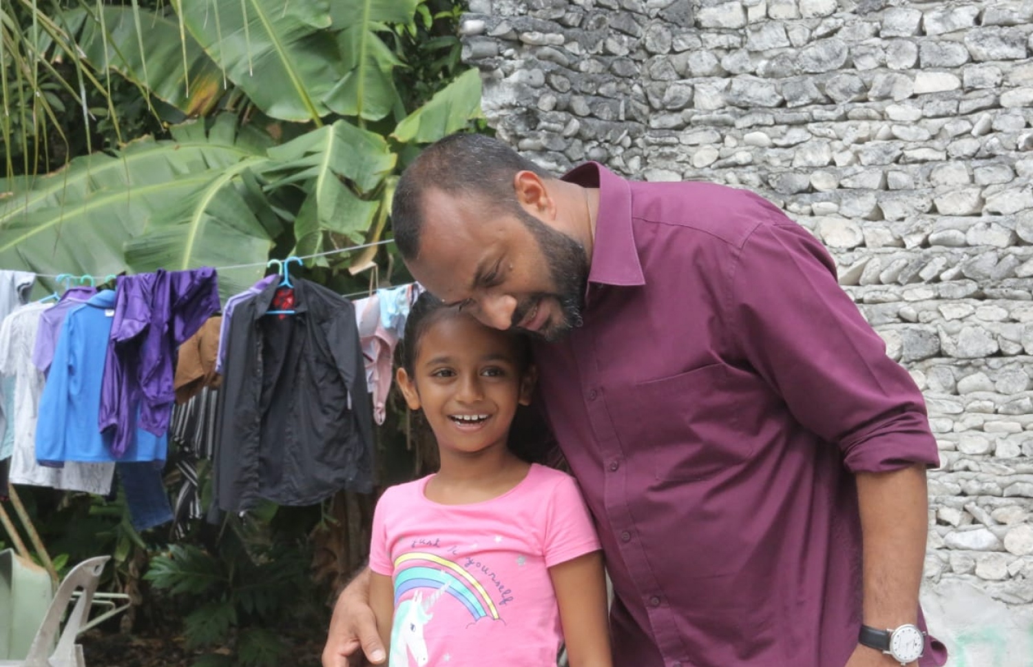 ފުވައްމުލައް: މި އަހަރުގެ ރިޔާސީ އިންތިޚާބުގެ ކެމްޕެއިނަށް ރައީސް ޔާމީންގެ ރަނިންމޭޓް ޑރ. ޝަހީމް މި ސިޓީ އަށް ކުރައްވަމުން ގެންދަވާ ދަތުރުގައި، ގެއަކަށް ވަޑައިގެން ކުޑަކުއްޖަކާ ވާހަކަ ދައްކަވަނީ.--- ފޮޓޯ: ޕީޕީއެމް