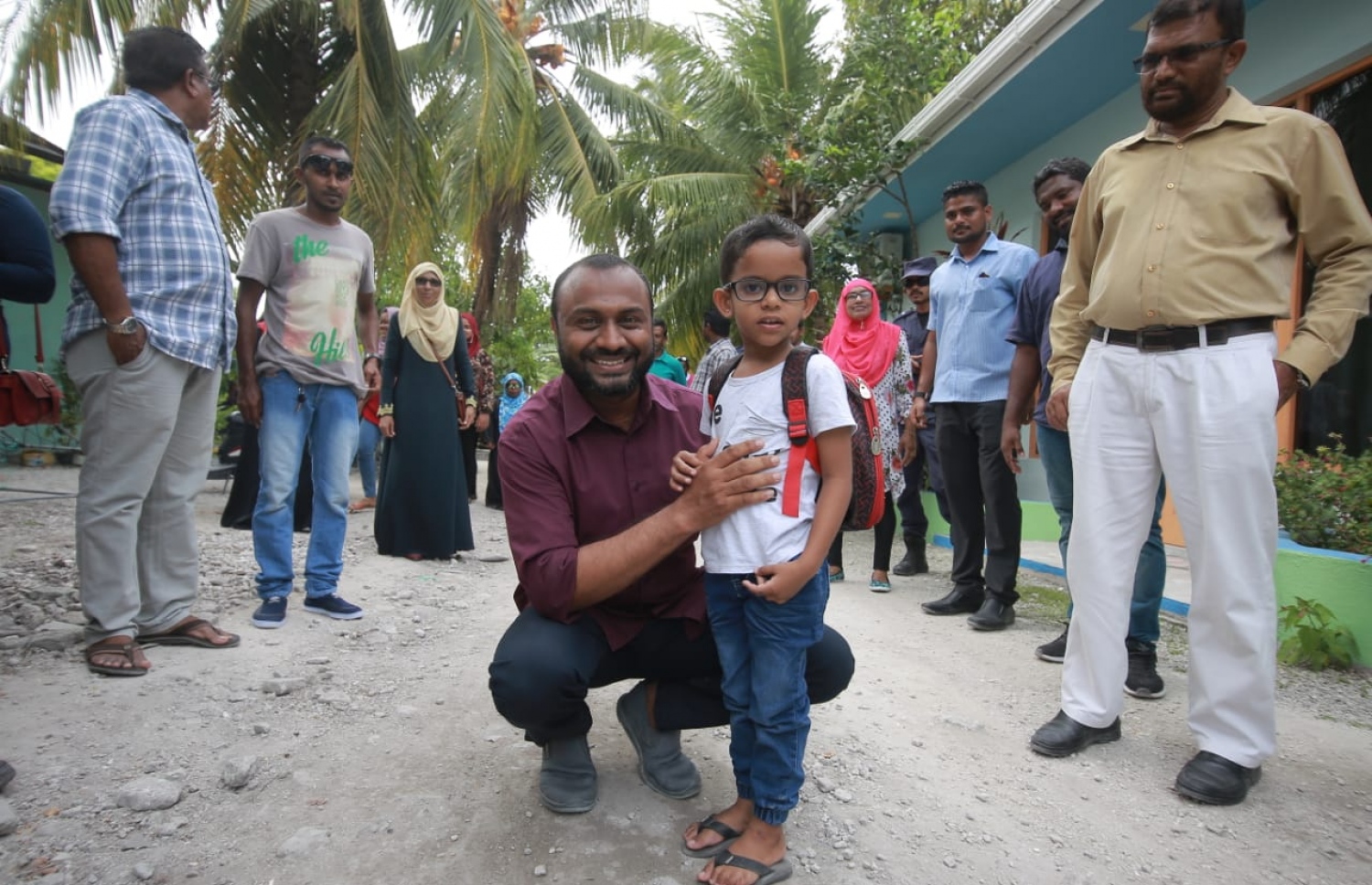 ފުވައްމުލައް: މި އަހަރުގެ ރިޔާސީ އިންތިޚާބުގެ ކެމްޕެއިނަށް ރައީސް ޔާމީންގެ ރަނިންމޭޓް ޑރ. ޝަހީމް މި ސިޓީ އަށް ކުރައްވަމުން ގެންދަވާ ދަތުރުގައި، ކުޑަކުއްޖަކާ އެކު ފޮޓޯއެއް ނަންގަވަނީ.--- ފޮޓޯ: ޕީޕީއެމް