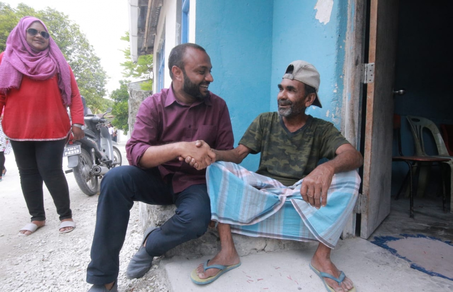 މި އަހަރުގެ ރިޔާސީ އިންތިޚާބުގައި ވާދަކުރައްވާ ޕީޕީއެމްގެ ކެންޑިޑޭޓް ރައީސް ޔާމީންގެ ރަނިންމޭޓް ޑރ. ޝަހީމް ފުވައްމުލަކުގައި ކެމްޕެއިން ކުރައްވަނީ.---ފޮޓޯ: ޕީޕީއެމް