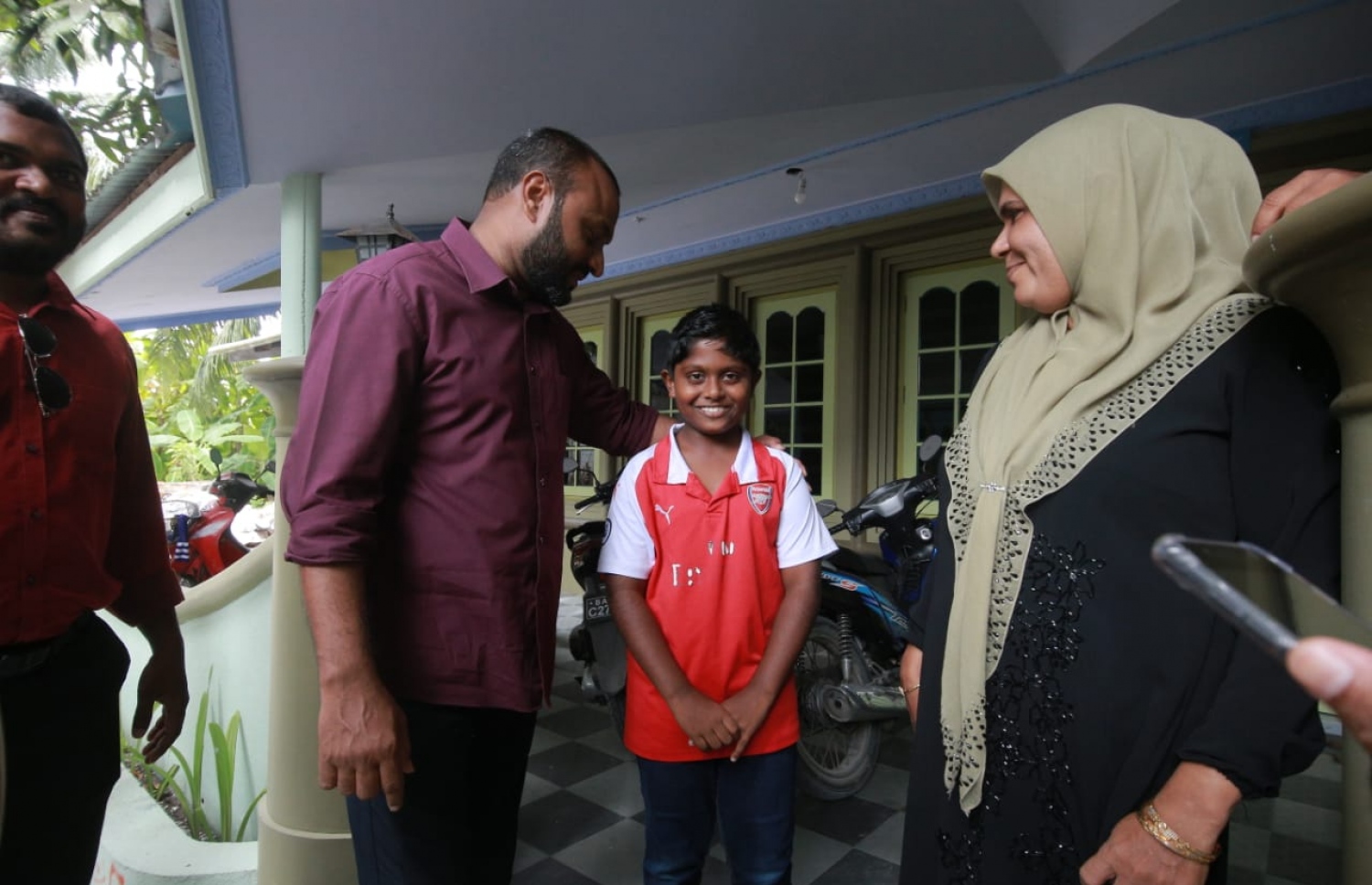 ފުވައްމުލައް: މި އަހަރުގެ ރިޔާސީ އިންތިޚާބުގެ ކެމްޕެއިނަށް ރައީސް ޔާމީންގެ ރަނިންމޭޓް ޑރ. ޝަހީމް މި ސިޓީ އަށް ކުރައްވަމުން ގެންދަވާ ދަތުރުގައި، ގެއަކަށް ވަޑައިގެން ކުޑަކުއްޖަކާ ވާހަކަ ދައްކަވަނީ.--- ފޮޓޯ: ޕީޕީއެމް