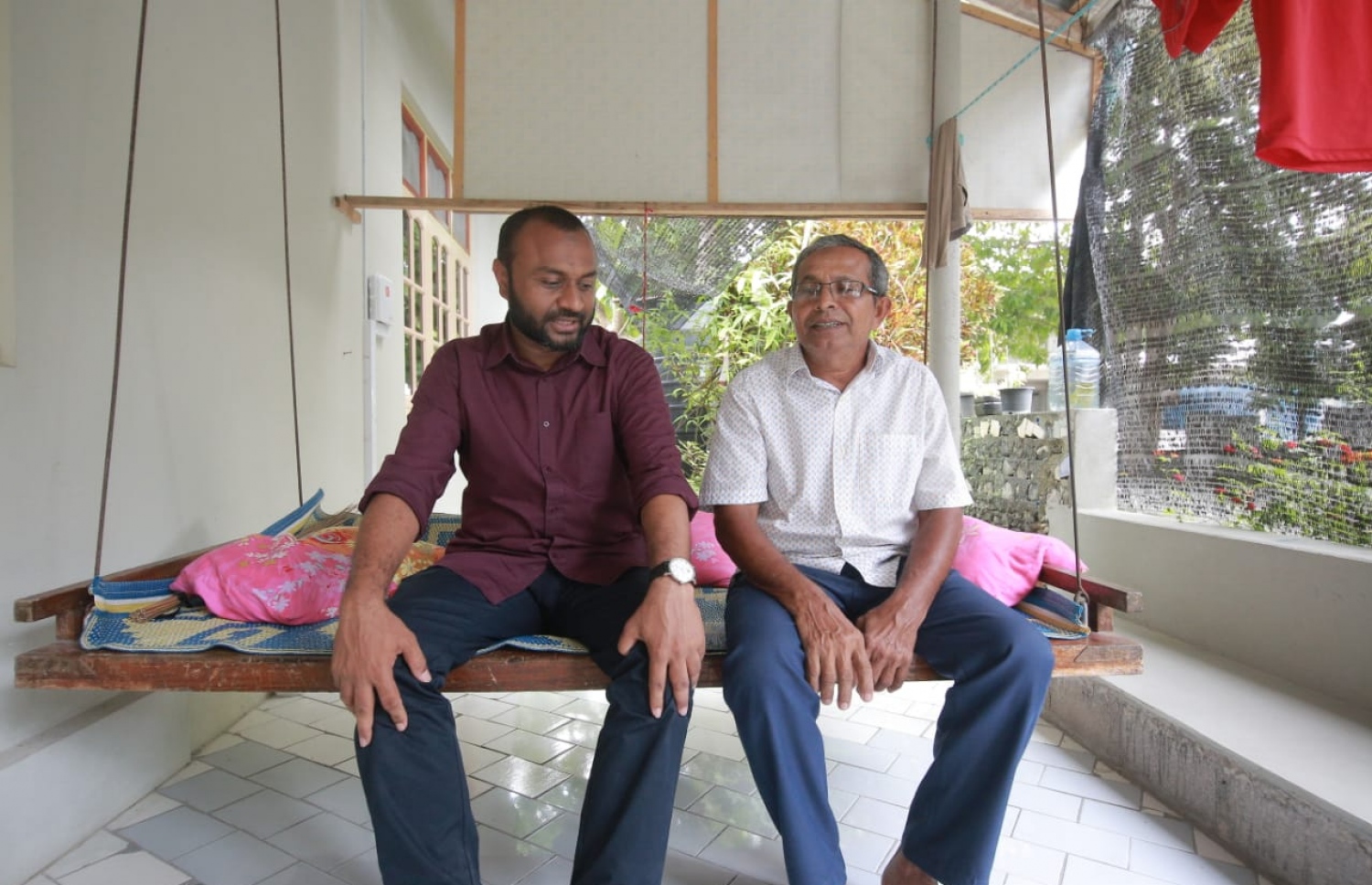 ފުވައްމުލައް: މި އަހަރުގެ ރިޔާސީ އިންތިޚާބުގެ ކެމްޕެއިނަށް ރައީސް ޔާމީންގެ ރަނިންމޭޓް ޑރ. ޝަހީމް މި ސިޓީ އަށް ކުރައްވަމުން ގެންދަވާ ދަތުރުގައި، ގެއަކަށް ވަޑައިގެން މީހަކާ ވާހަކަ ދައްކަވަނީ.--- ފޮޓޯ: ޕީޕީއެމް