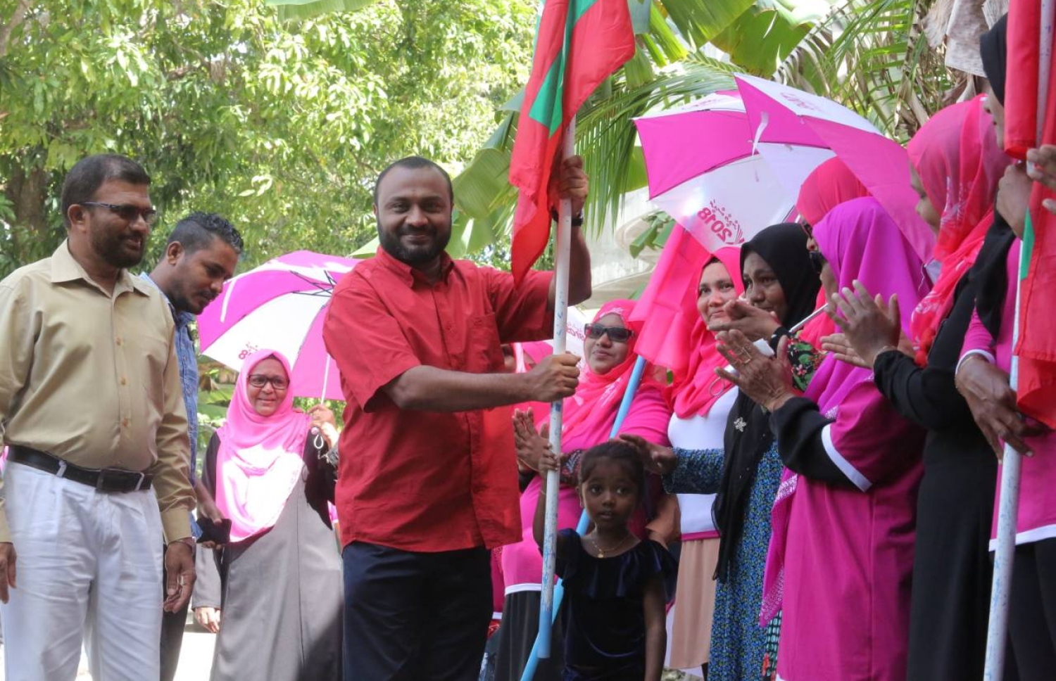 ފުވައްމުލައް: މި އަހަރުގެ ރިޔާސީ އިންތިޚާބުގެ ކެމްޕެއިނަށް ރައީސް ޔާމީންގެ ރަނިންމޭޓް ޑރ. ޝަހީމް މި ސިޓީ އަށް ކުރައްވަމުން ގެންދަވާ ދަތުރުގައި، ޕީޕީއެމްގެ ސަޕޯޓަރުންތަކަކާ އެކު މަޑުކޮށްލައްވައިގެން.--- ފޮޓޯ: ޕީޕީއެމް