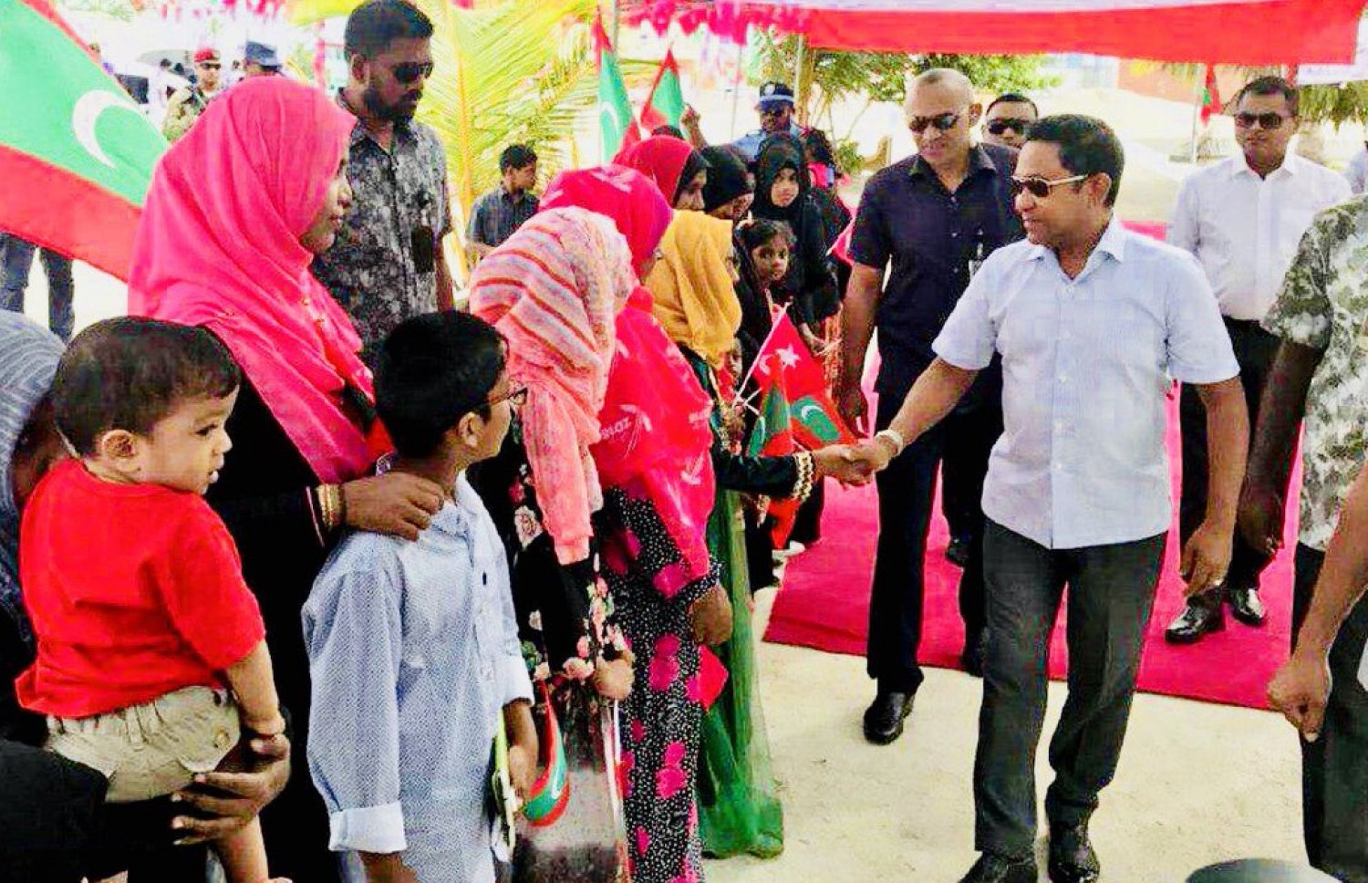 ރައީސް ޔާމީން މިއަދު ދިޔަމިގިއްޔަށް ވަޑައިގެން އެ ރަށުގެ މީހުންނާ ސަލާމް ކުރައްވަނީ. --ފޮޓޯ: ރައީސް އޮފީސް