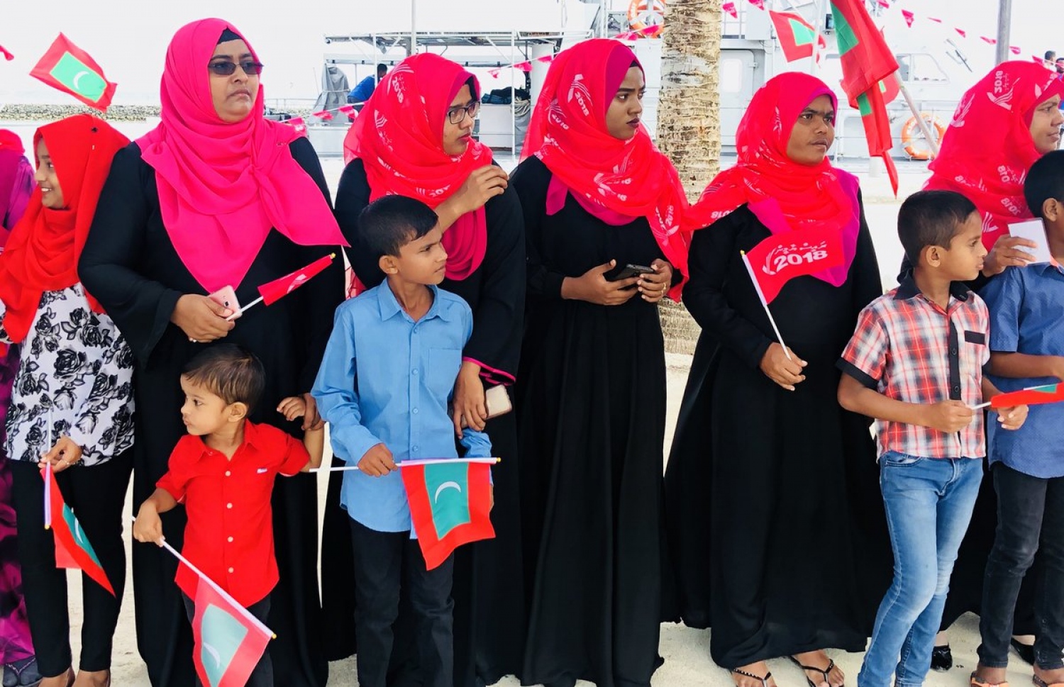 ދިޔަމިގިއްޔަށް ރައީސް ޔާމީން މިއަދު ވަޑައިގަތް އިރު، މަރުހަބާ ދަންނަވަން ނުކުމެ ތިބި އެ ރަށުގެ ރައްޔިތުންތަކެއް.---ފޮޓޯ/ރައީސް އޮފީސް