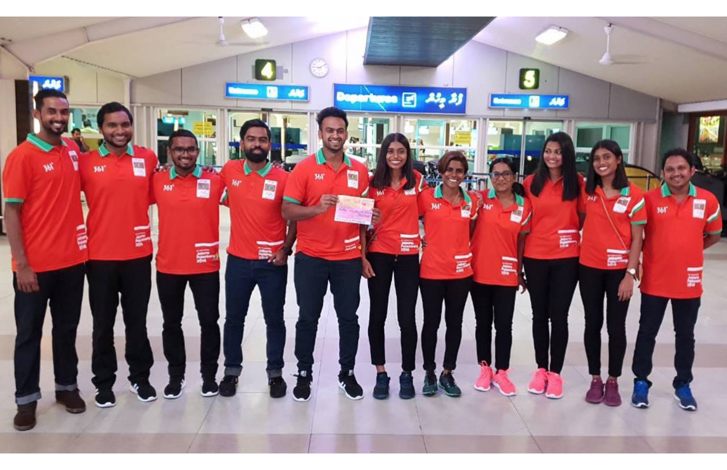 އޭޝިއަން ގޭމްސް އަށް ފުރި ރާއްޖޭގެ ބެޑްމިންޓަން ޓީމުގެ ކުޅުންތެރިންނާއި އޮފިޝަލުން. -- ފޮޓޯ: ބެޑްމިންޓަން އެސޯސިއޭޝަން