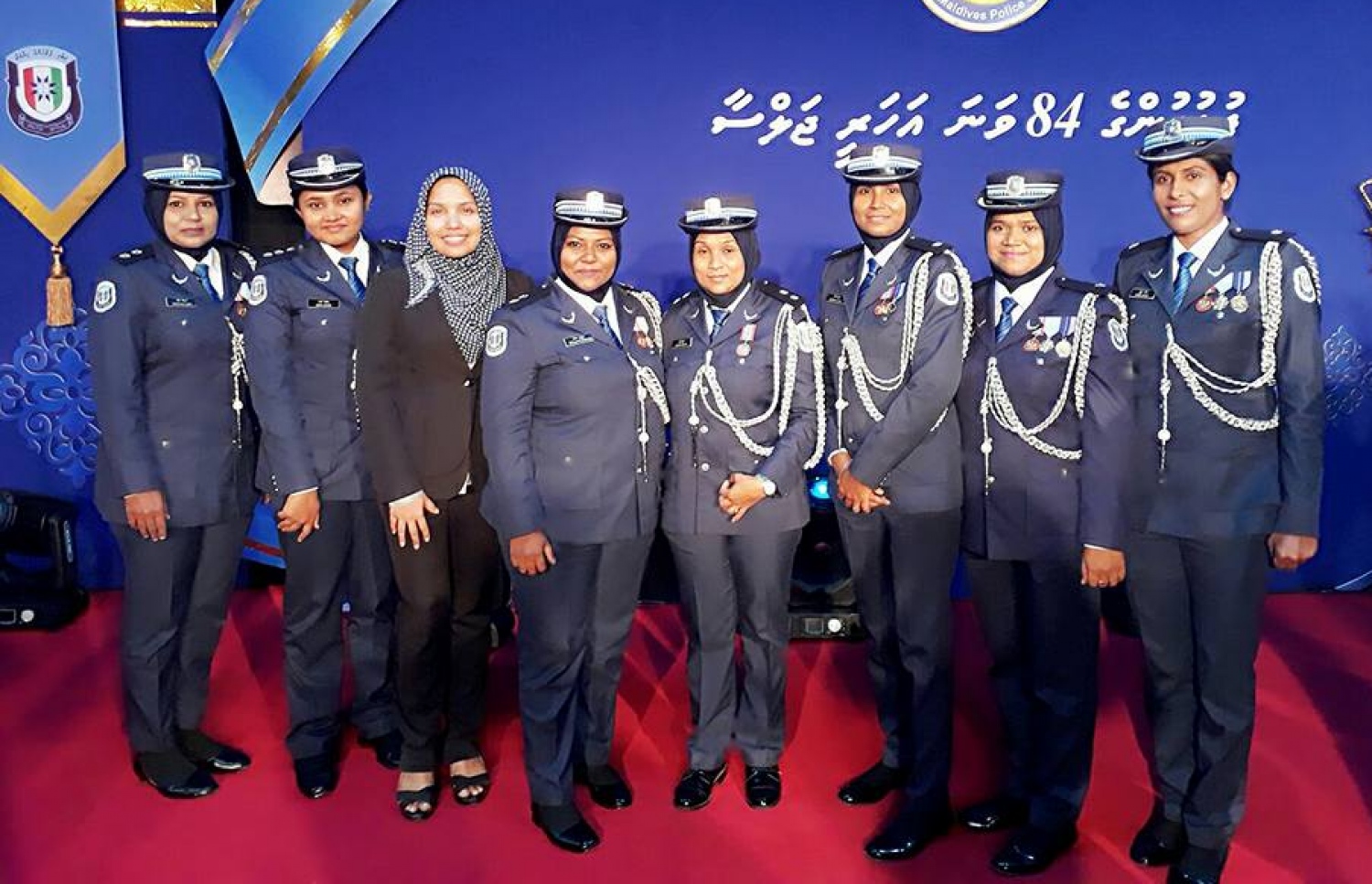 ފުލުހުންގެ އަހަރީ ދުވަހު އަންހެން އޮފިސަރުންނާ އެކު ނަޝްވާ ފޮޓޯއެއް ނަންގަވަނީ.