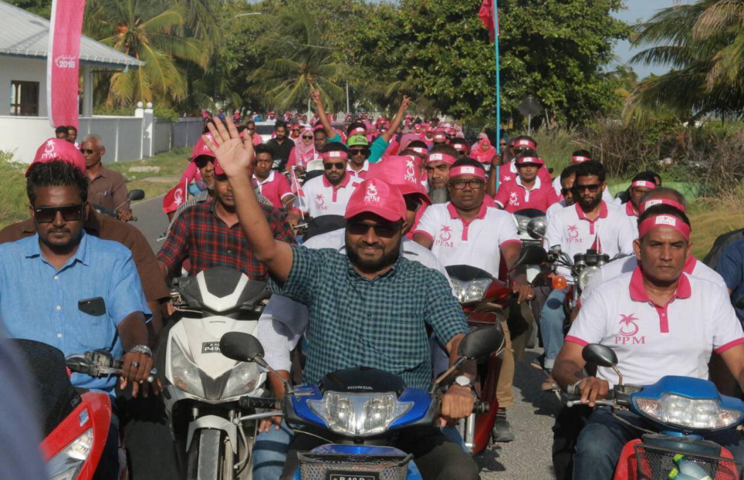 ފުވައްމުލަކު: އޮގަސްޓް 15، 2018- މި އަހަރުގެ ރިޔާސީ އިންތިޚާބުގައި ރައީސް އަބްދުﷲ ޔާމީންގެ ރަނިންމޭޓް ޑރ. މުހައްމަދު ޝަހީމް އަލީ ސައީދު ފުވައްމުލަކަށް ކުރެއްވި ދަތުރުގައި، އެބޭފުޅާ އިސްވެ ހުންނަވައިގެން އެރަށުގައި ބޭއްވި ސަކަލު ބުރުގައި ޒުވާނުންތަކެއް ބައިވެރިވަނީ .---ފޮޓޯ: ޕީޕީއެމް