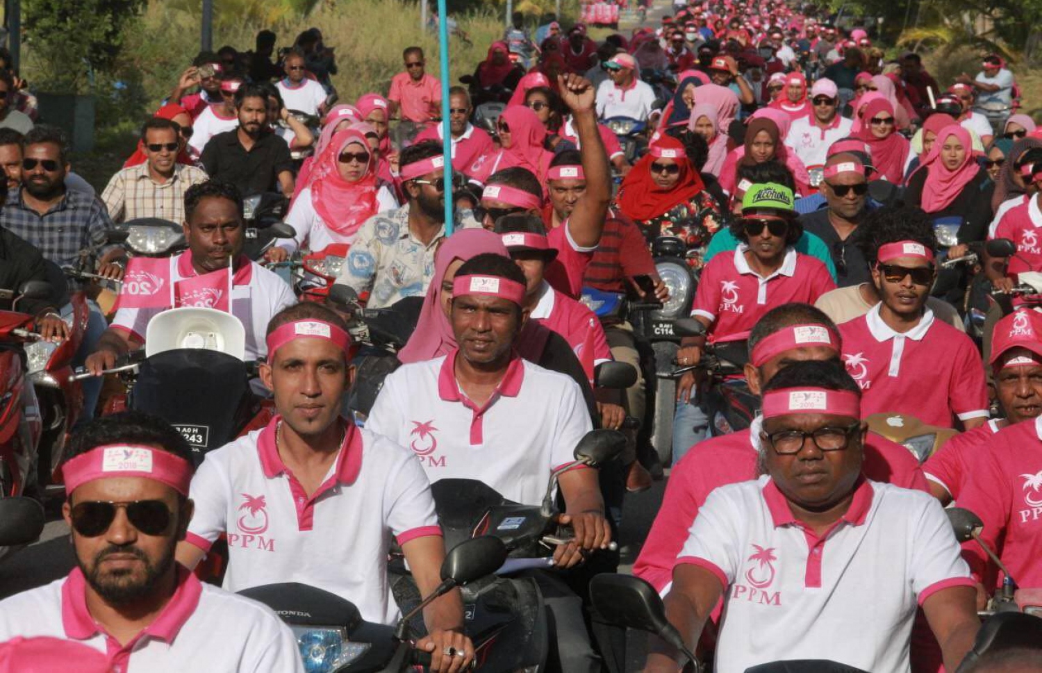 ފުވައްމުލަކު: އޮގަސްޓް 15، 2018- މި އަހަރުގެ ރިޔާސީ އިންތިޚާބުގައި ރައީސް އަބްދުﷲ ޔާމީންގެ ރަނިންމޭޓް ޑރ. މުހައްމަދު ޝަހީމް އަލީ ސައީދު ފުވައްމުލަކަށް ކުރެއްވި ދަތުރުގައި، އެބޭފުޅާ އިސްވެ ހުންނަވައިގެން އެރަށުގައި ބޭއްވި ސަކަލު ބުރުގައި ޒުވާނުންތަކެއް ބައިވެރިވަނީ .---ފޮޓޯ: ޕީޕީއެމް