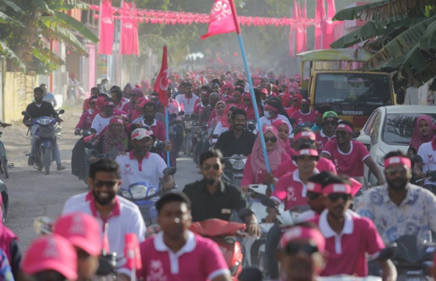 ފުވައްމުލަކު: އޮގަސްޓް 15، 2018- މި އަހަރުގެ ރިޔާސީ އިންތިޚާބުގައި ރައީސް އަބްދުﷲ ޔާމީންގެ ރަނިންމޭޓް ޑރ. މުހައްމަދު ޝަހީމް އަލީ ސައީދު ފުވައްމުލަކަށް ކުރެއްވި ދަތުރުގައި، އެބޭފުޅާ އިސްވެ ހުންނަވައިގެން އެރަށުގައި ބޭއްވި ސަކަލު ބުރުގައި ޒުވާނުންތަކެއް ބައިވެރިވަނީ .---ފޮޓޯ: ޕީޕީއެމް