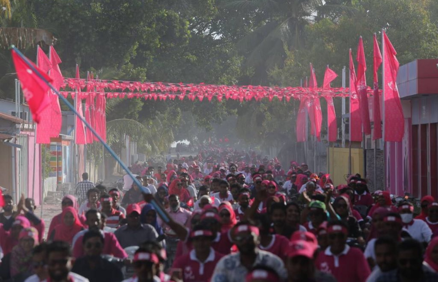 ފުވައްމުލަކު: އޮގަސްޓް 15، 2018- މި އަހަރުގެ ރިޔާސީ އިންތިޚާބުގައި ރައީސް އަބްދުﷲ ޔާމީންގެ ރަނިންމޭޓް ޑރ. މުހައްމަދު ޝަހީމް އަލީ ސައީދު ފުވައްމުލަކަށް ކުރެއްވި ދަތުރުގައި، އެބޭފުޅާ އިސްވެ ހުންނަވައިގެން އެރަށުގައި ބޭއްވި ސަކަލު ބުރުގައި ޒުވާނުންތަކެއް ބައިވެރިވަނީ .---ފޮޓޯ: ޕީޕީއެމް