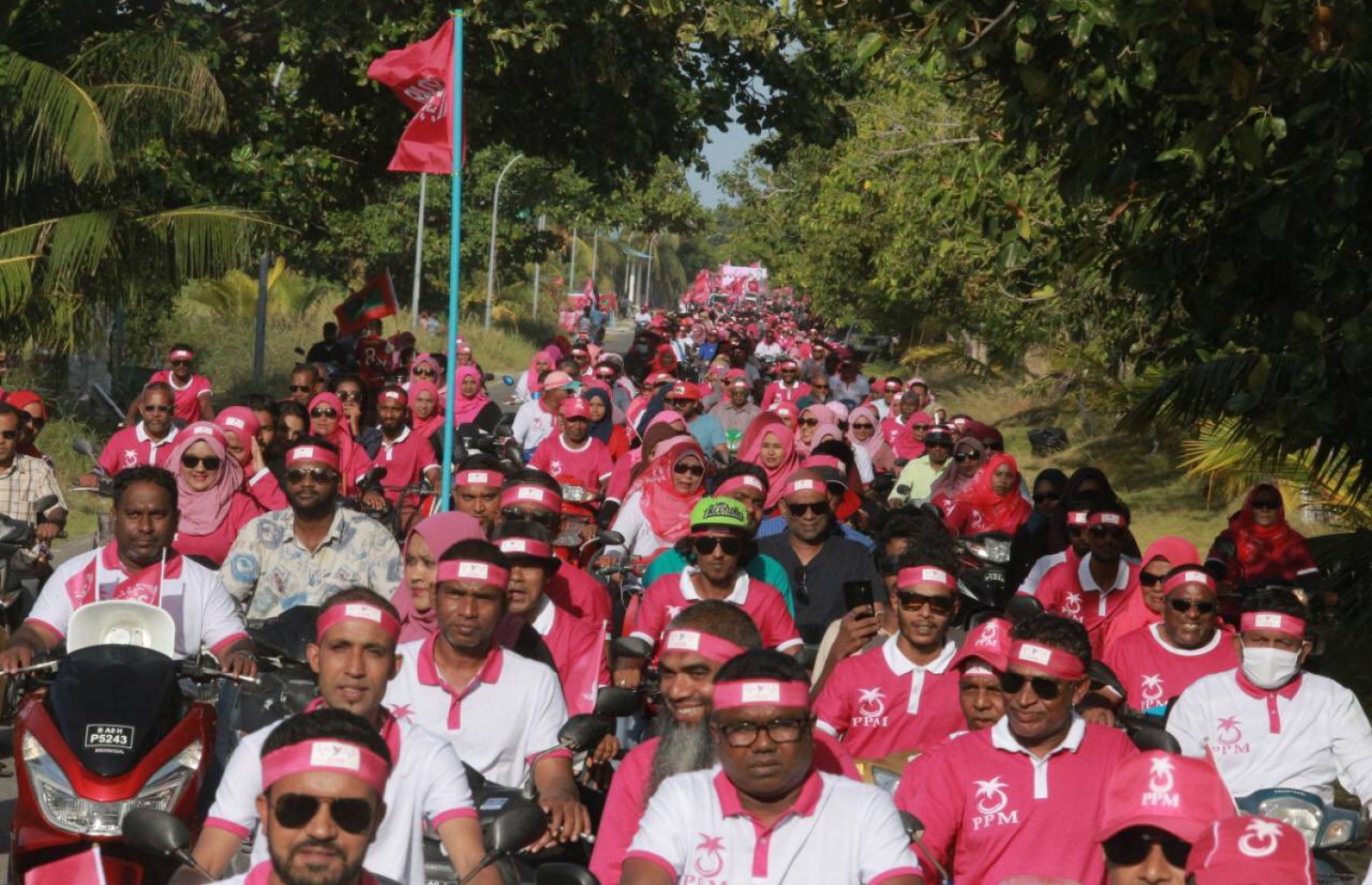 ގިނަ އަދަދެއްގެ ސަޕޯޓަރުންނާއެކު ޕީޕީއެމުން މިއަދު ފުވައްމުލަކުގައި ބޭއްވި ސައިކަލް ބުރު-- ފޮޓޯ: ޝަހީމް ފޭސްބުކް