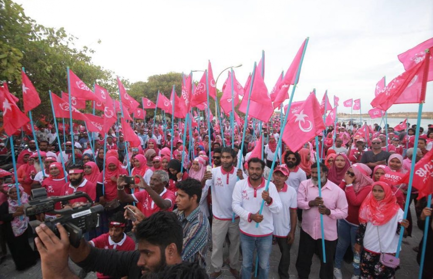 ފުވައްމުލަކު: އޮގަސްޓް 15، 2018- މި އަހަރުގެ ރިޔާސީ އިންތިޚާބުގައި ރައީސް އަބްދުﷲ ޔާމީންގެ ރަނިންމޭޓް ޑރ. މުހައްމަދު ޝަހީމް އަލީ ސައީދު ފުވައްމުލަކަށް ކުރެއްވި ދަތުރުގައި، އެބޭފުޅާ އިސްވެ ހުންނަވައިގެން އެރަށުގައި ބޭއްވި ސަކަލު ބުރުގައި ޒުވާނުންތަކެއް ބައިވެރިވަނީ .---ފޮޓޯ: ޕީޕީއެމް