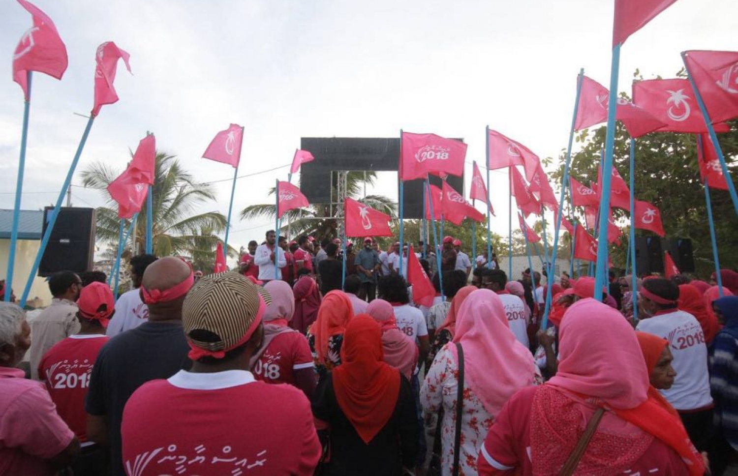 ފުވައްމުލަކު: އޮގަސްޓް 15، 2018- މި އަހަރުގެ ރިޔާސީ އިންތިޚާބުގައި ރައީސް އަބްދުﷲ ޔާމީންގެ ރަނިންމޭޓް ޑރ. މުހައްމަދު ޝަހީމް އަލީ ސައީދު ފުވައްމުލަކަށް ކުރެއްވި ދަތުރުގައި، އެބޭފުޅާ އިސްވެ ހުންނަވައިގެން އެރަށުގައި ބޭއްވި ސަކަލު ބުރު ނިންމާލުމަށްފަހު ވާހަކަ ދައްކަވަނީ---ފޮޓޯ: ޕީޕީއެމް