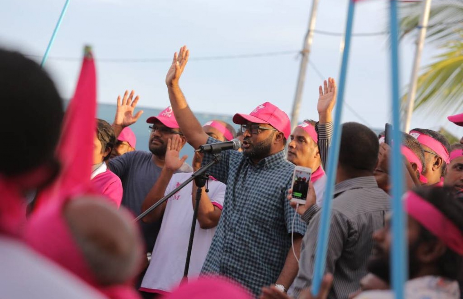 ފުވައްމުލަކު: އޮގަސްޓް 15، 2018- މި އަހަރުގެ ރިޔާސީ އިންތިޚާބުގައި ރައީސް އަބްދުﷲ ޔާމީންގެ ރަނިންމޭޓް ޑރ. މުހައްމަދު ޝަހީމް އަލީ ސައީދު ފުވައްމުލަކަށް ކުރެއްވި ދަތުރުގައި، އެބޭފުޅާ އިސްވެ ހުންނަވައިގެން އެރަށުގައި ބޭއްވި ސަކަލު ބުރު ނިންމާލުމަށްފަހު ވާހަކަ ދައްކަވަނީ---ފޮޓޯ: ޕީޕީއެމް