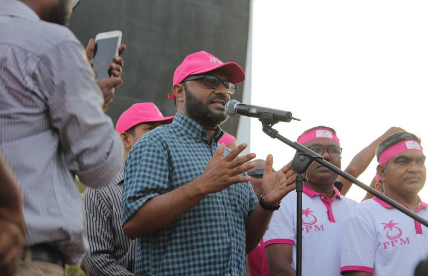 ފުވައްމުލަކު: އޮގަސްޓް 15، 2018- މި އަހަރުގެ ރިޔާސީ އިންތިޚާބުގައި ރައީސް އަބްދުﷲ ޔާމީންގެ ރަނިންމޭޓް ޑރ. މުހައްމަދު ޝަހީމް އަލީ ސައީދު ފުވައްމުލަކަށް ކުރެއްވި ދަތުރުގައި، އެބޭފުޅާ އިސްވެ ހުންނަވައިގެން އެރަށުގައި ބޭއްވި ސަކަލު ބުރު ނިންމާލުމަށްފަހު ވާހަކަ ދައްކަވަނީ---ފޮޓޯ: ޕީޕީއެމް