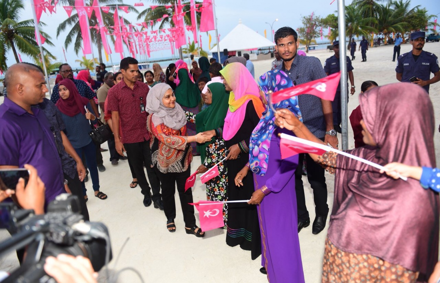 މެޑަމް ފާތުން ތުޅާދޫއަށް ވަޑައިގެން އެރަށު ރައްޔިތުންނާ ސަލާމް ކުރައްވަނީ-- ފޮޓޯ: ޕީޕީއެމް