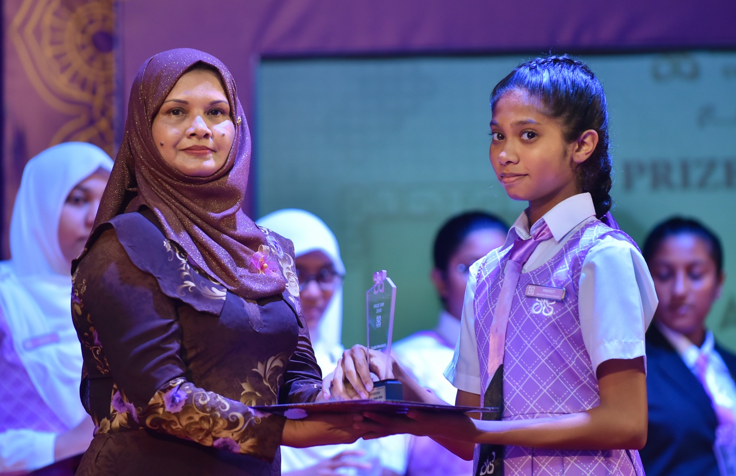 މާލެ: އޮގަސްޓް 15، 2018- ހިރިޔާ ސްކޫލުގެ މިއަހަރުގެ އިނާމު ދިނުމުގެ ޖަލްސާގައި، ދަރިވަރަކަށް އިނާމު ދެއްވަނީ.---ފޮޓޯ: ހުސައިން ވަހީދު/މިހާރު