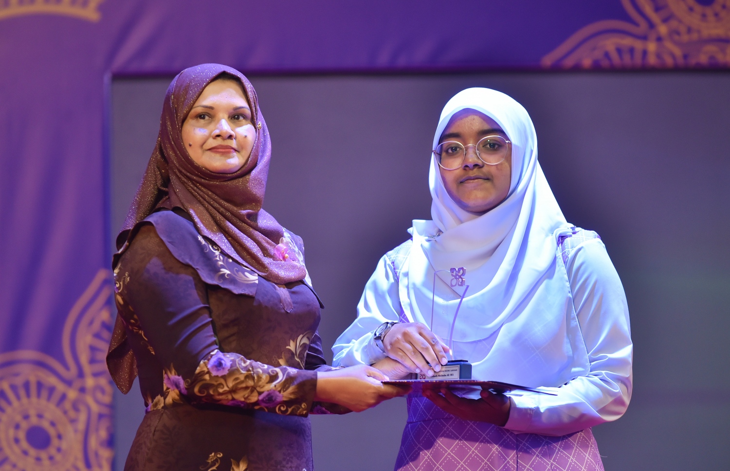 މާލެ: އޮގަސްޓް 15، 2018- ހިރިޔާ ސްކޫލުގެ މިއަހަރުގެ އިނާމު ދިނުމުގެ ޖަލްސާގައި، ދަރިވަރަކަށް އިނާމު ދެއްވަނީ.---ފޮޓޯ: ހުސައިން ވަހީދު/މިހާރު