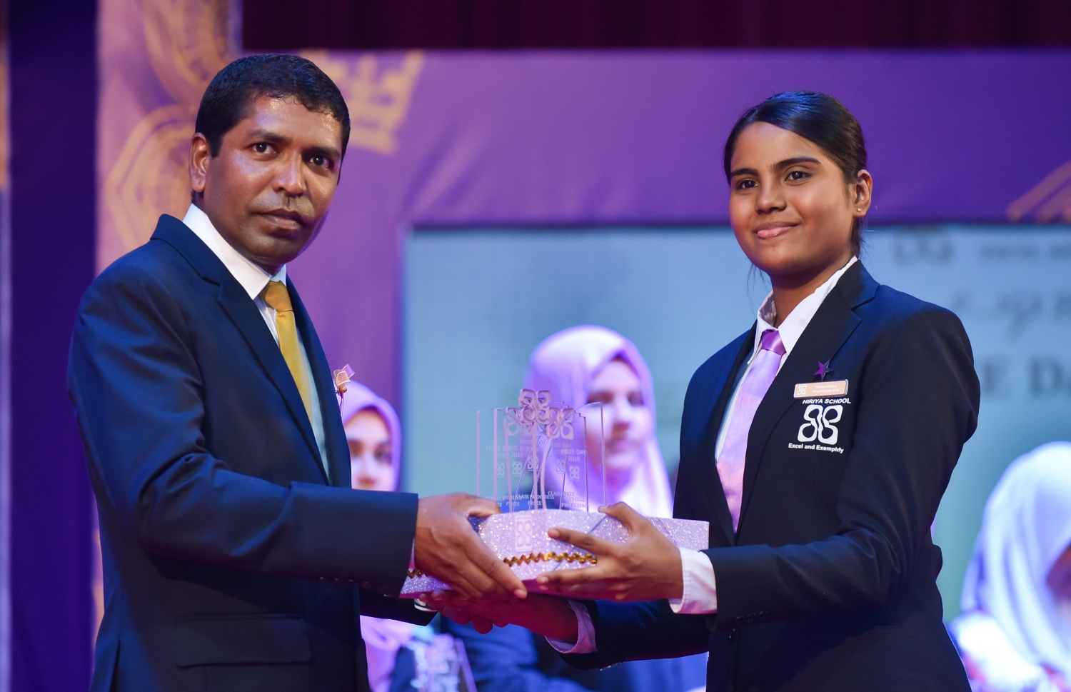 މާލެ: އޮގަސްޓް 15، 2018- ހިރިޔާ ސްކޫލުގެ މިއަހަރުގެ އިނާމު ދިނުމުގެ ޖަލްސާގައި، ދަރިވަރަކަށް އިނާމު ދެއްވަނީ.---ފޮޓޯ: ހުސައިން ވަހީދު/މިހާރު