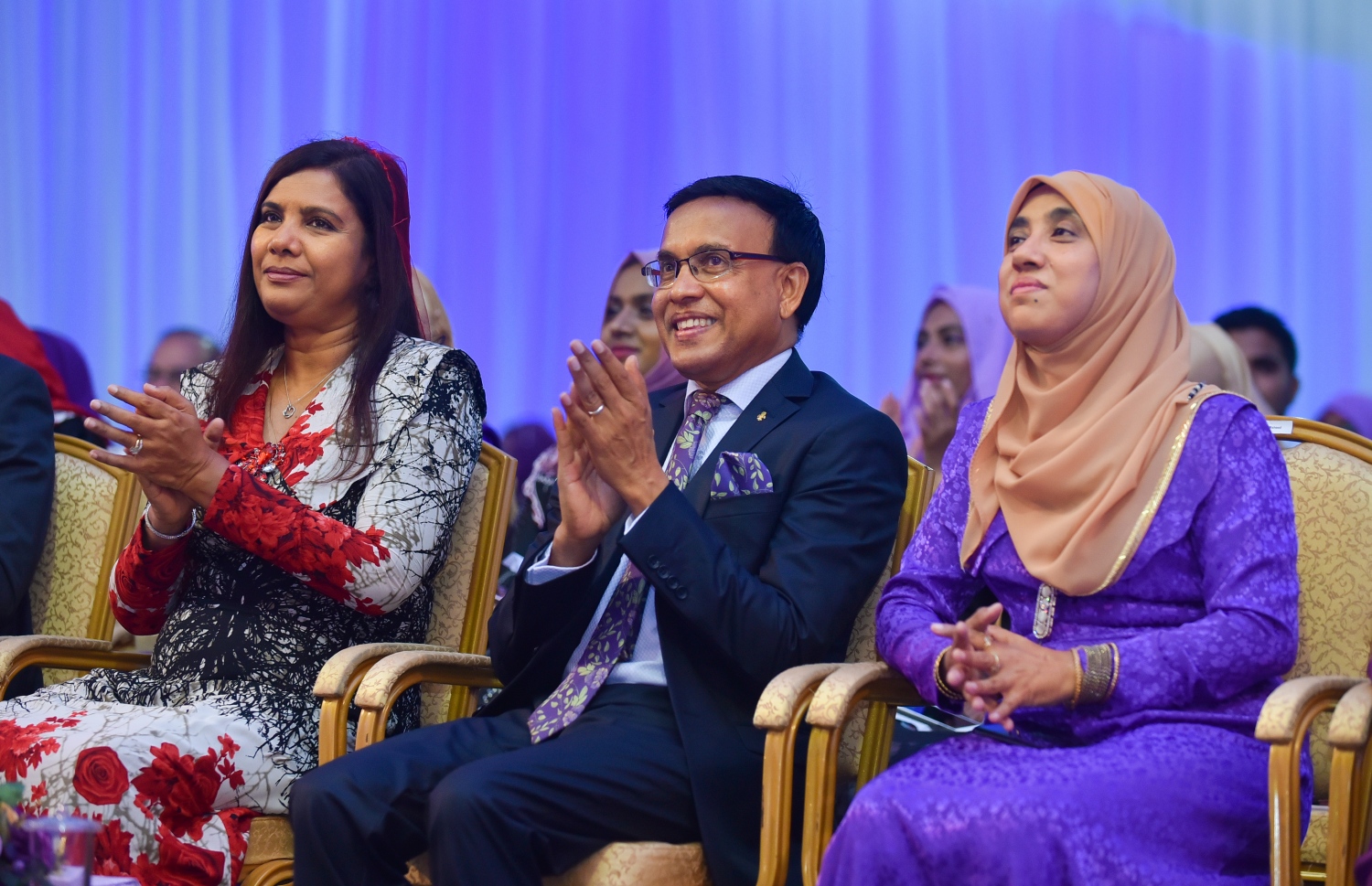 މާލެ: އޮގަސްޓް 15، 2018- ހިރިޔާ ސްކޫލުގެ މިއަހަރުގެ އިނާމު ދިނުމުގެ ޖަލްސާގައި އެޑިއުކޭޝަން މިނިސްޓަރު އައިޝަތު ޝިހާމް(ވ)، މިނިސްޓްރީގެ ސްޓޭޓް މިނިސްޓަރު އަބްދުﷲ ނަޒީރު(މ) އަދި ސްކޫލުގެ ޕްރިންސިޕަލް ރިންޒީ(ކ) ބައިވެރިވެވަޑައިގަންނަވަނީ.---ފޮޓޯ: ހުސައިން ވަހީދު/މިހާރު
