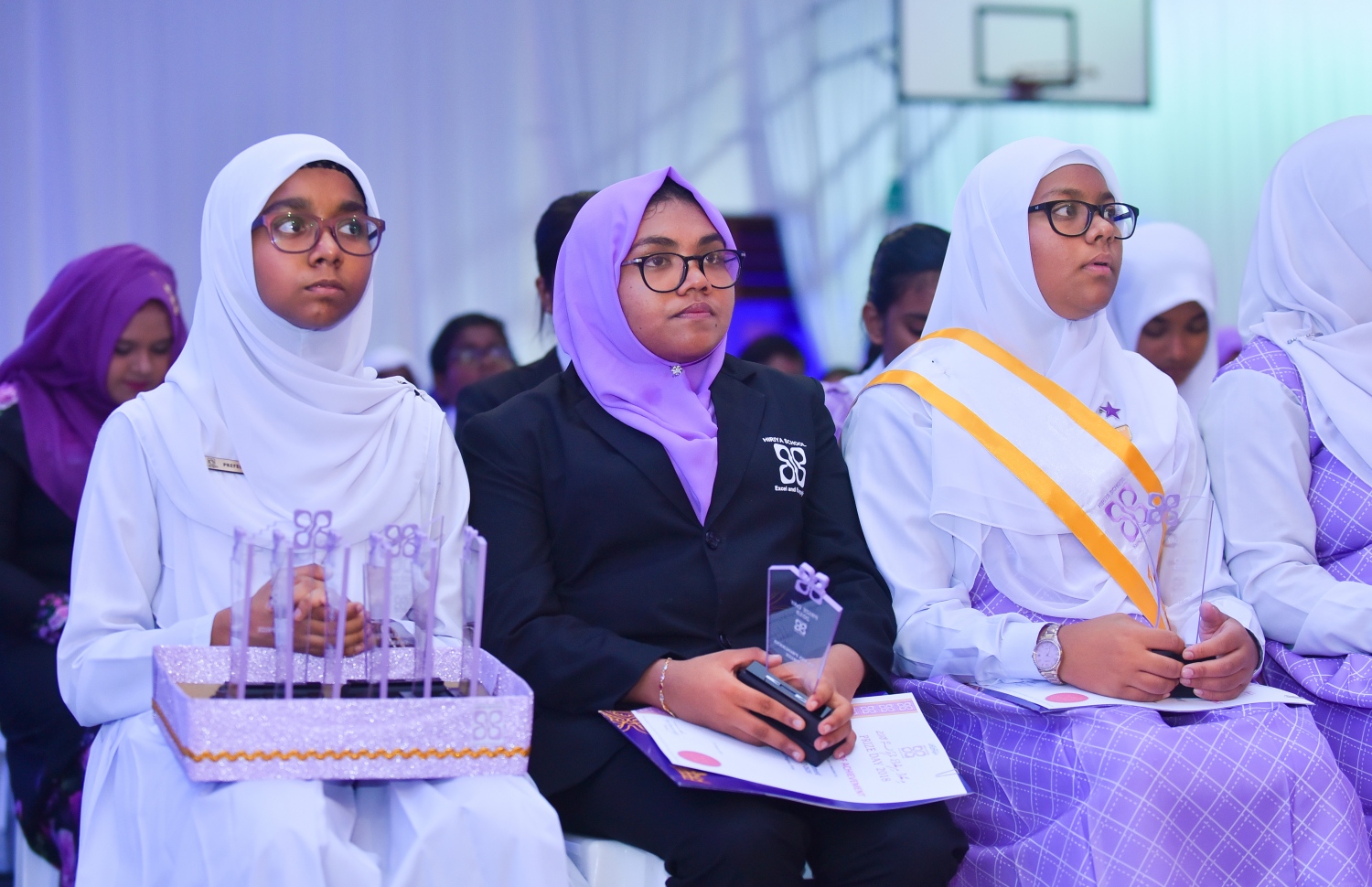 މާލެ: އޮގަސްޓް 15، 2018- ހިރިޔާ ސްކޫލުގެ މިއަހަރުގެ އިނާމު ދިނުމުގެ ޖަލްސާގައި އިނާމު ލިބުނު ބައެއް ދަރިވަރުން އިނާމާއެކު.---ފޮޓޯ: ހުސައިން ވަހީދު/މިހާރު