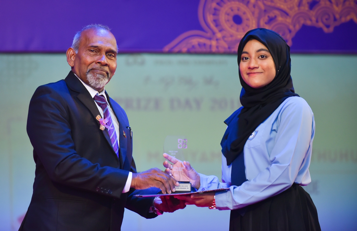 މާލެ: އޮގަސްޓް 15، 2018- ހިރިޔާ ސްކޫލުގެ މިއަހަރުގެ އިނާމު ދިނުމުގެ ޖަލްސާގައި އެޑިއުކޭޝަން މިނިސްޓްރީގެ ސީނިއާ ޕޮލިސީ އެގްޒެކެޓިވް އިބްރާހިމް އިސްމާއިލް، ދަރިވަރަކަށް އިނާމު ދެއްވަނީ.---ފޮޓޯ: ހުސައިން ވަހީދު/މިހާރު