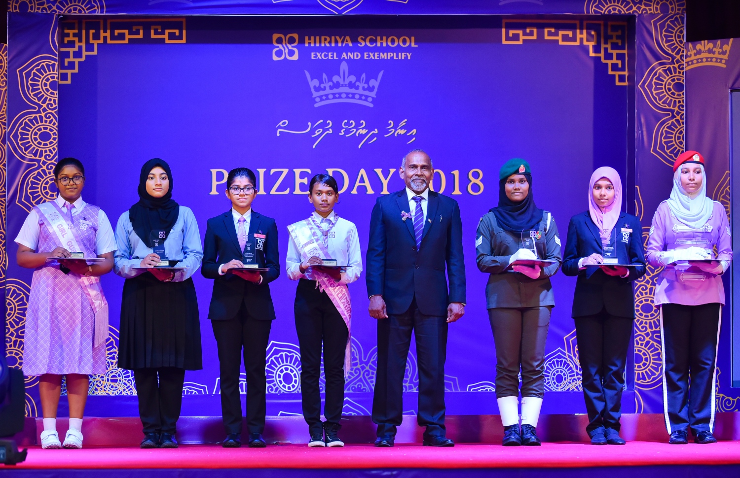 ހިރިޔާ ސްކޫލުގެ މިދިޔަ އަހަރުގެ އިނާމު ދިނުމުގެ ޖަލްސާގައި، އިނާމު ލިބުނު ބައެއް ދަރިވަރުންނާއިއެކު، އެޑިއުކޭޝަން މިނިސްޓްރީގެ ސީނިއާ ޕޮލިސީ އެގްޒެކެޓިވް އިބްރާހިމް އިސްމާއިލް ފޮޓޯއަކަށް ހުއްޓިވަޑައިގެން.---ފޮޓޯ: ހުސައިން ވަހީދު/މިހާރު