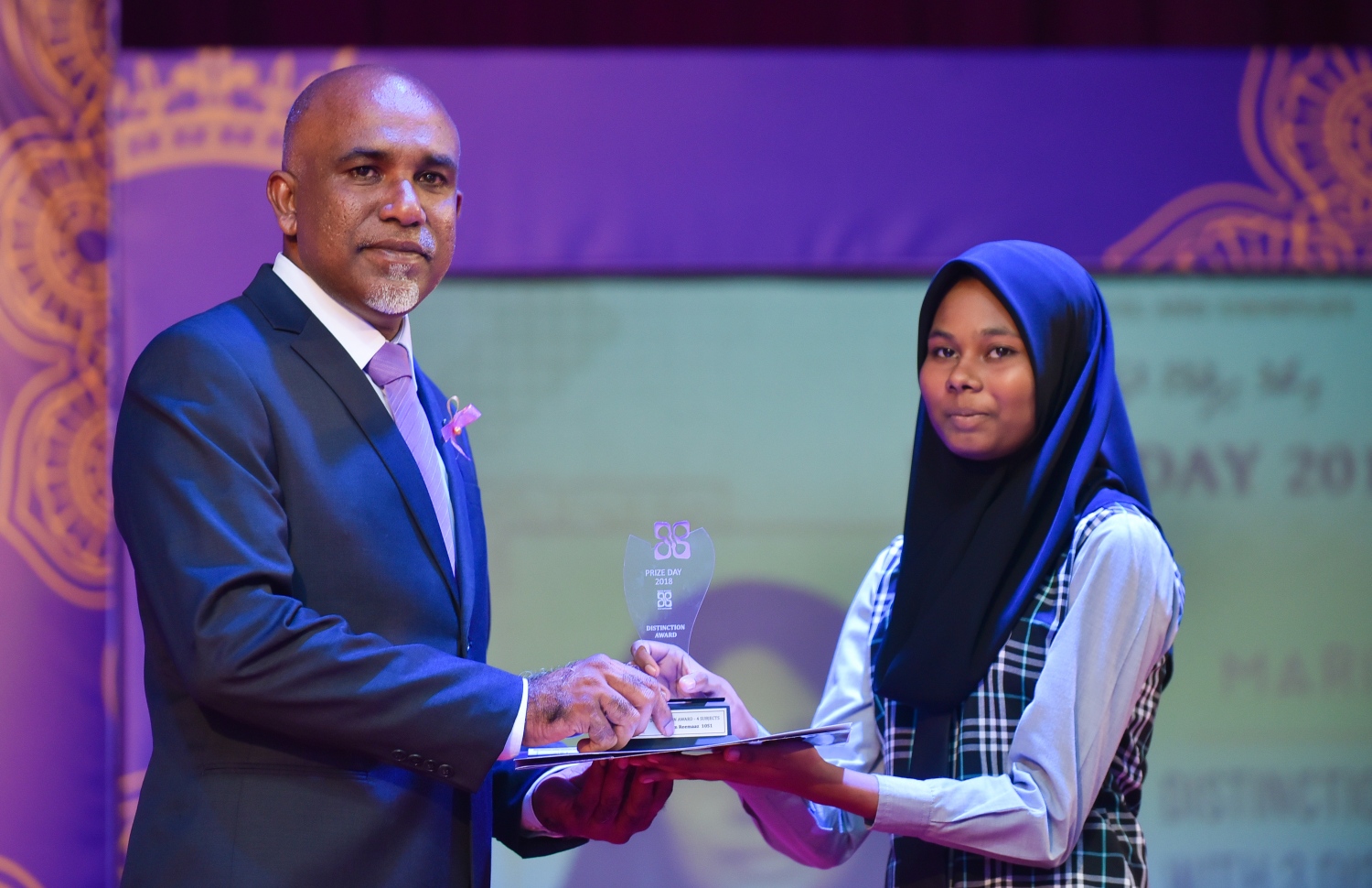 މާލެ: އޮގަސްޓް 15، 2018- ހިރިޔާ ސްކޫލުގެ މިއަހަރުގެ އިނާމު ދިނުމުގެ ޖަލްސާގައި އެޑިއުކޭޝަން މިނިސްޓްރީގެ ސްޓޭޓް މިނިސްޓަރު އަހުމަދު ޝަފީއު ދަރިވަރަކަށް އިނާމުދެއްވަނީ.---ފޮޓޯ: ހުސައިން ވަހީދު/މިހާރު